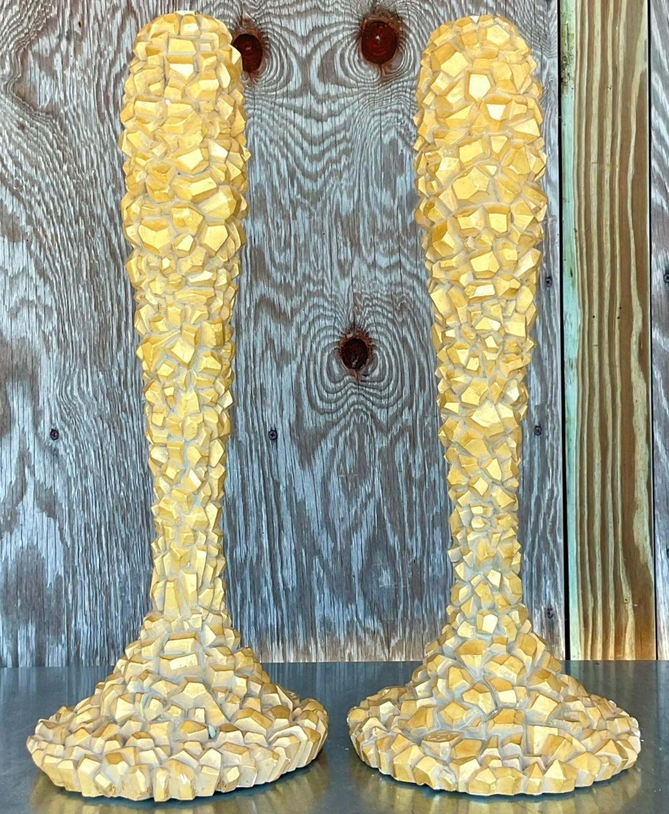 Questa coppia di candelieri vintage con texture costiera, ispirata a Nancy Corzine, presenta un design chic di ispirazione marina con texture sottili, perfetto per aggiungere un tocco di eleganza costiera a qualsiasi ambiente.
