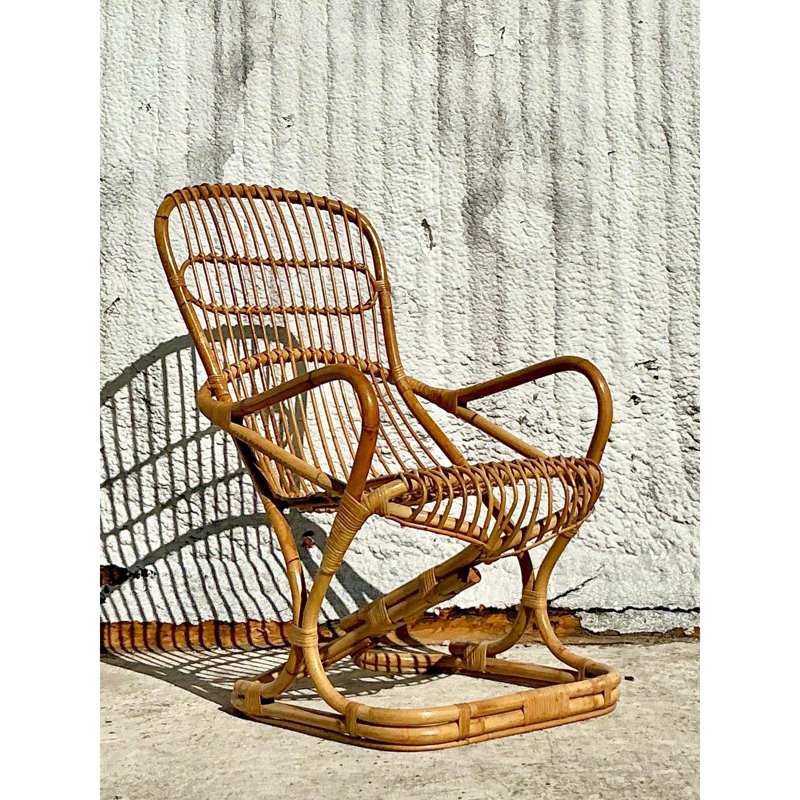 Entrez dans une élégance intemporelle avec cette chaise longue Vintage Coastal Tito Agnoli Bent Rattan, un chef-d'œuvre du design du milieu du siècle qui respire le charme côtier et l'artisanat. Fabriquée en rotin tressé, cette chaise présente la