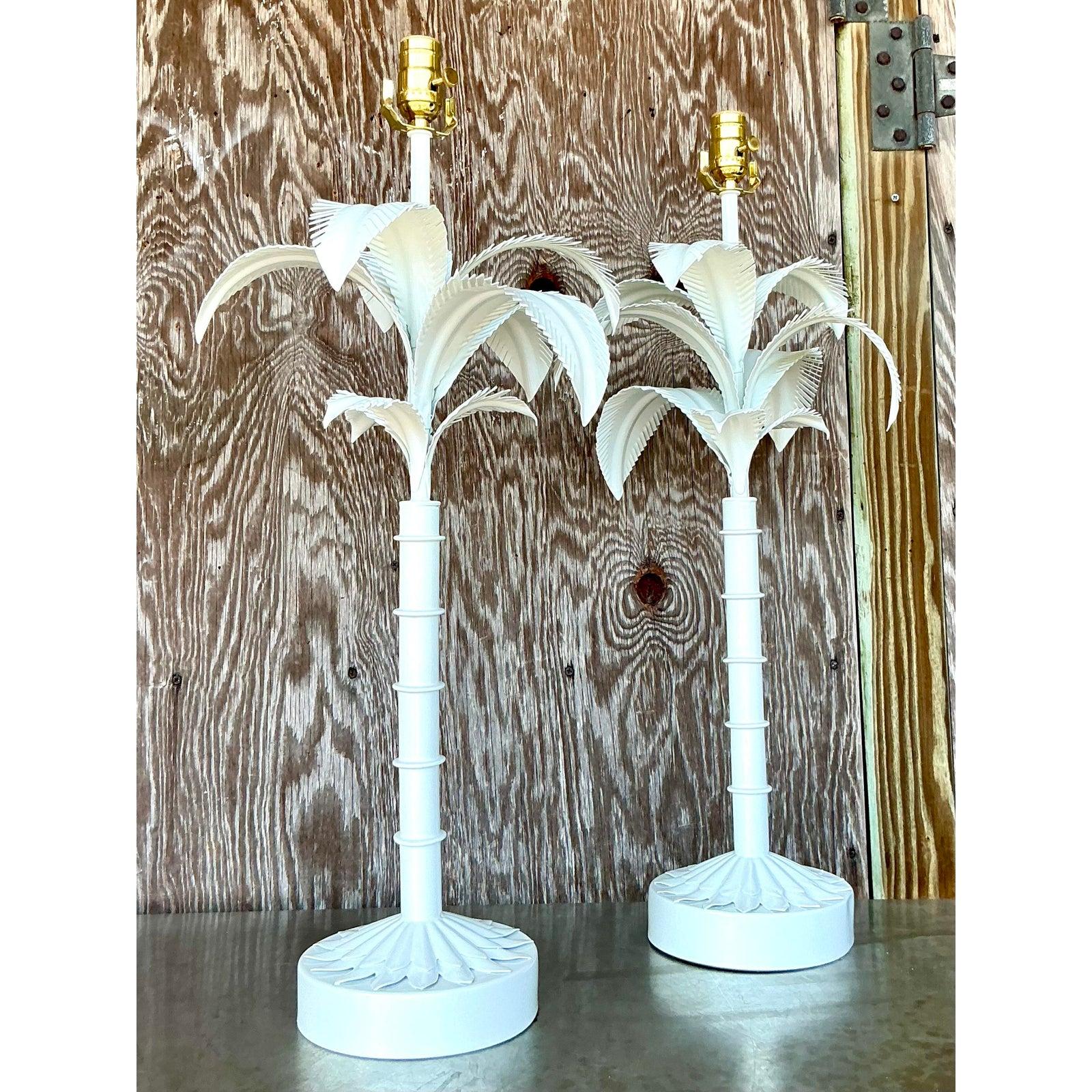 Capturez l'essence de l'élégance tropicale avec cette superbe paire de lampes à palmier tole vintage. Dotées de feuilles de palmier en métal finement détaillées et d'un socle sculpté, ces lampes dégagent un charme côtier chic qui apporte chaleur et