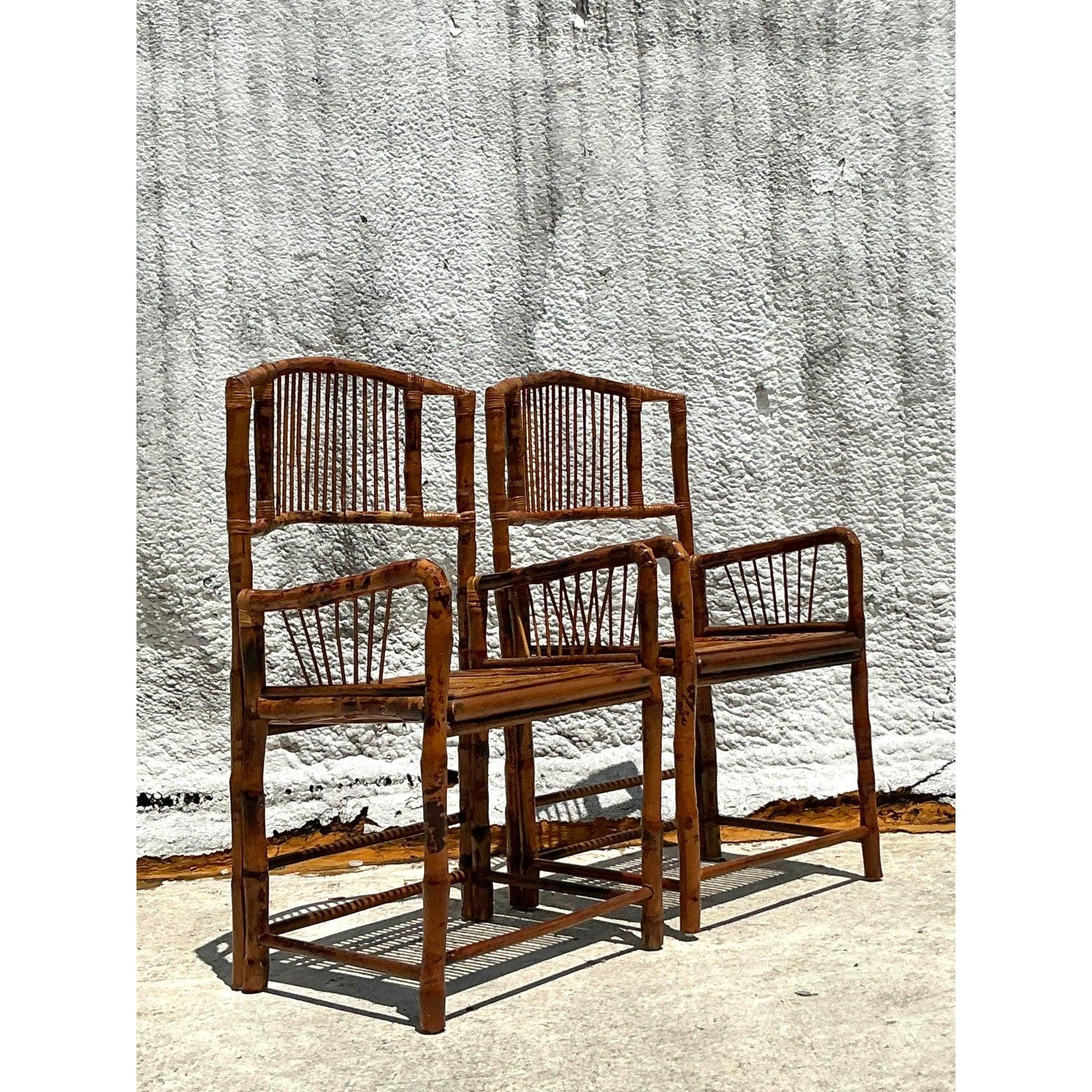 Infusez un air d'élégance exotique dans votre espace avec cette superbe paire de fauteuils vintage, fabriqués de main de maître en bambou avec une riche finition en fausse écaille de tortue. Inspirées par l'esthétique intemporelle du Pavillon de