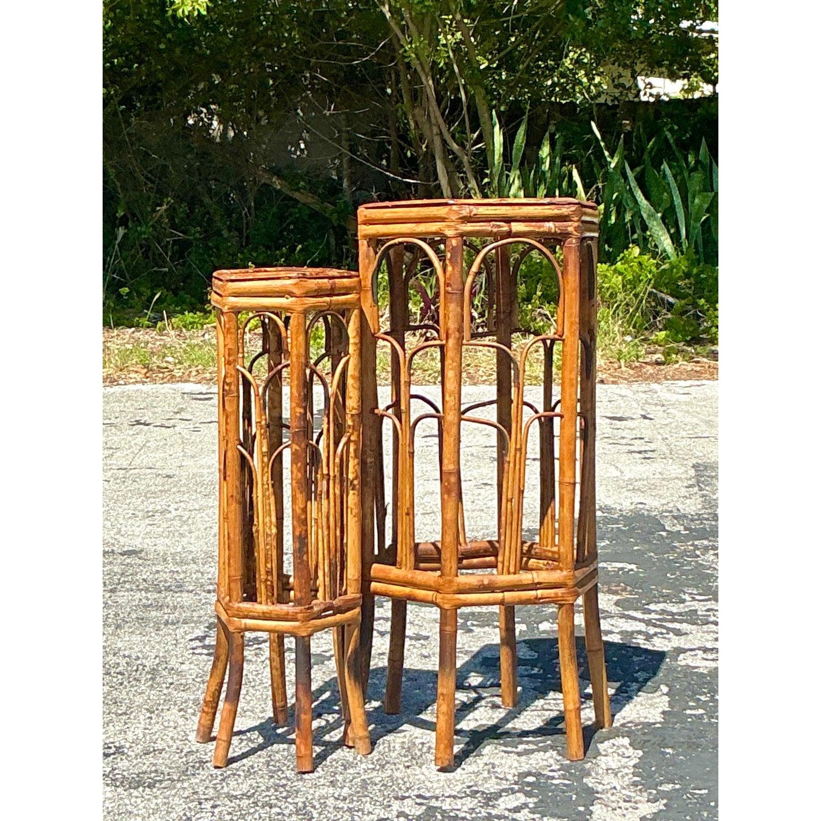 Hollywood Regency Piédestaux vintage en bambou et écailles de mer - Lot de 2