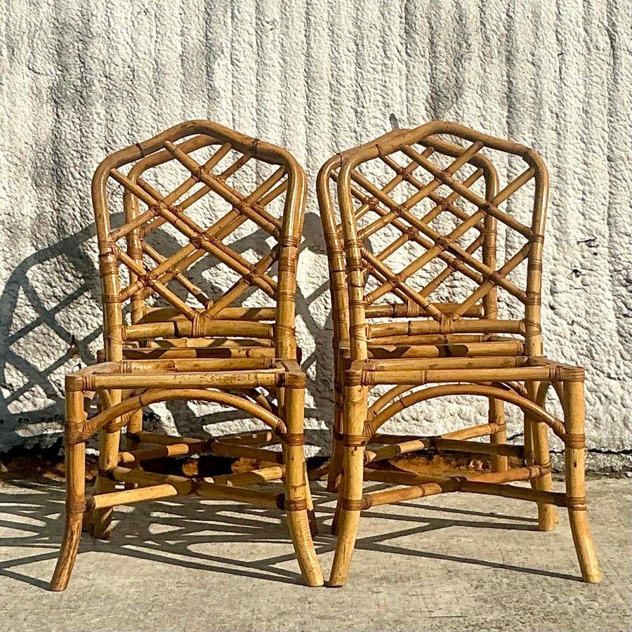 Eleva la tua esperienza culinaria con questo set di quattro sedie da pranzo vintage in bambù costiero, caratterizzate da un intramontabile design dello schienale a traliccio. Realizzate in resistente bambù, queste sedie fondono texture naturali con
