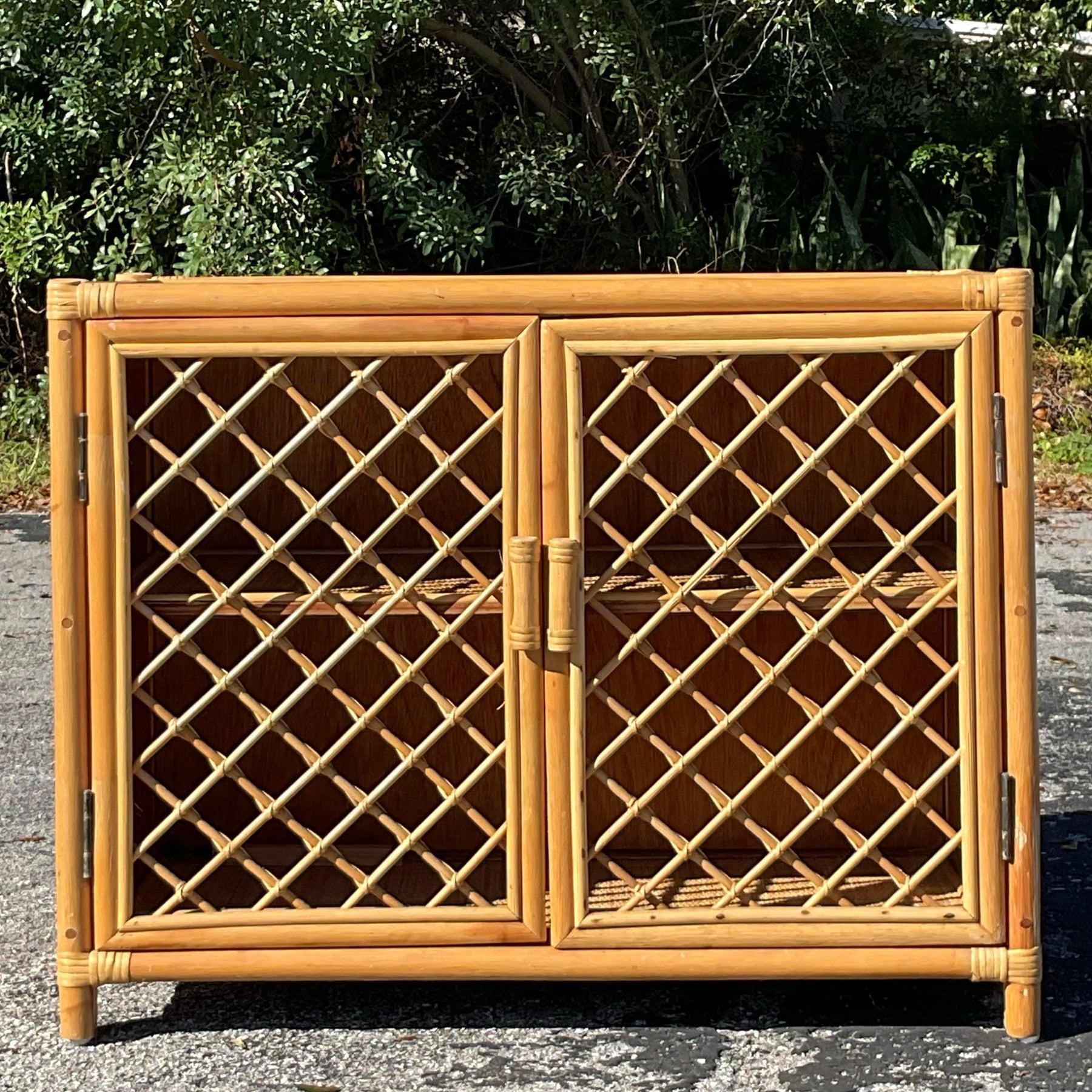 Armario vintage costero de ratán enrejado en Bueno estado para la venta en west palm beach, FL