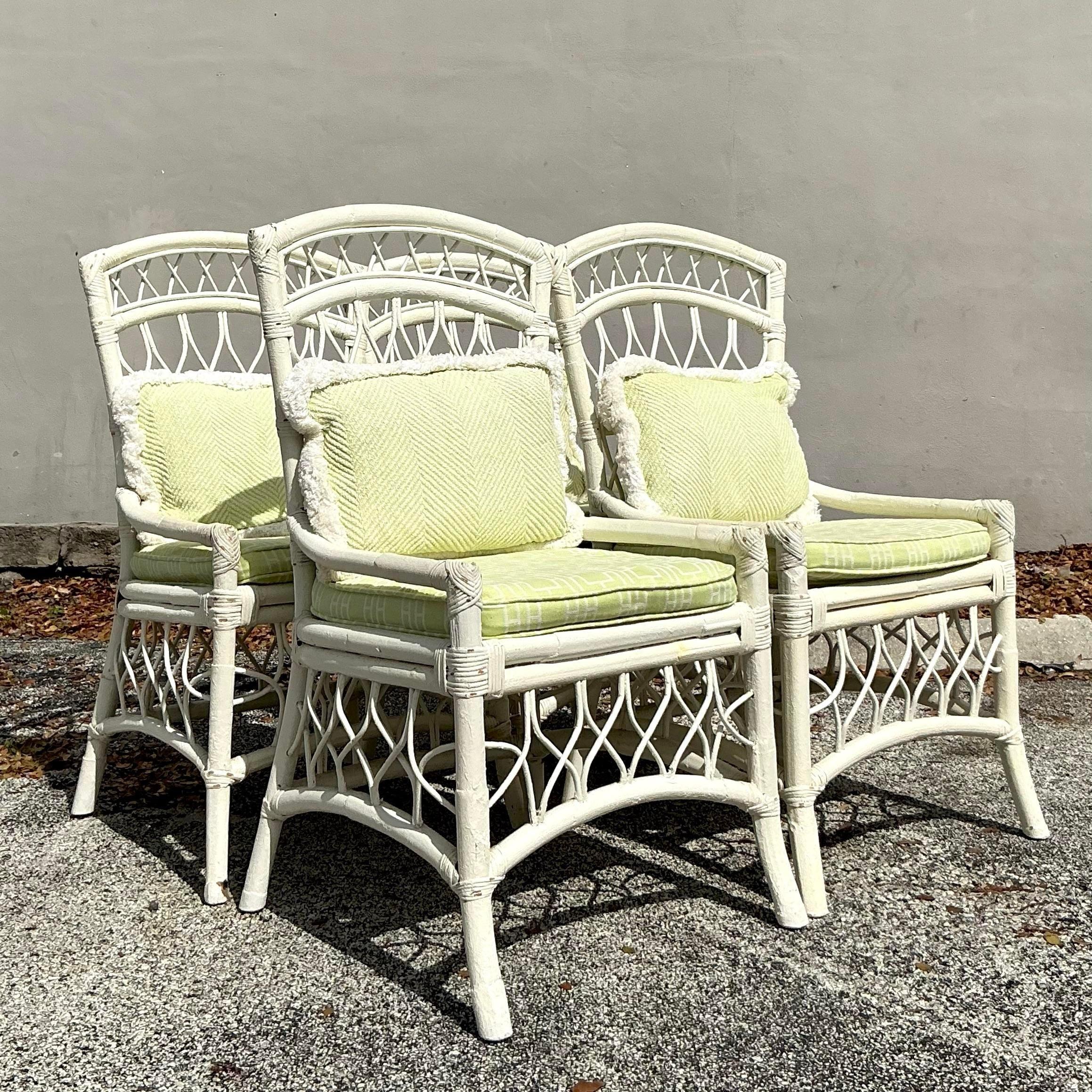 Set di 4 sedie da pranzo vintage in rattan a traliccio costiero, disegnate con un bellissimo motivo a traliccio che dona un'atmosfera costiera a qualsiasi spazio da pranzo. Realizzate con telai in rattan naturale, queste sedie mostrano