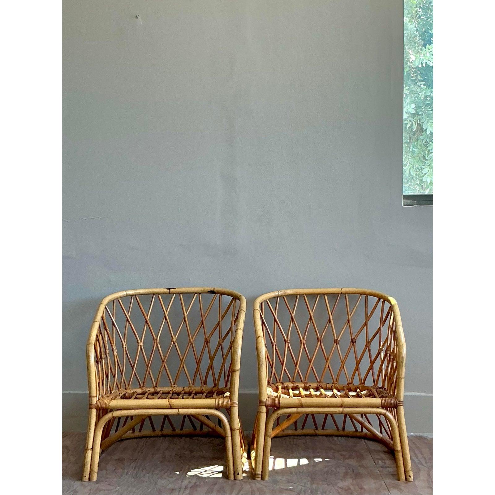 Immergiti nell'eleganza rilassata dei tropici con questa splendida coppia di sedie da salotto in rattan Vintage Coastal Trellis. Sapientemente intrecciate a mano in rattan naturale, queste sedie vantano un accattivante motivo a traliccio a trama