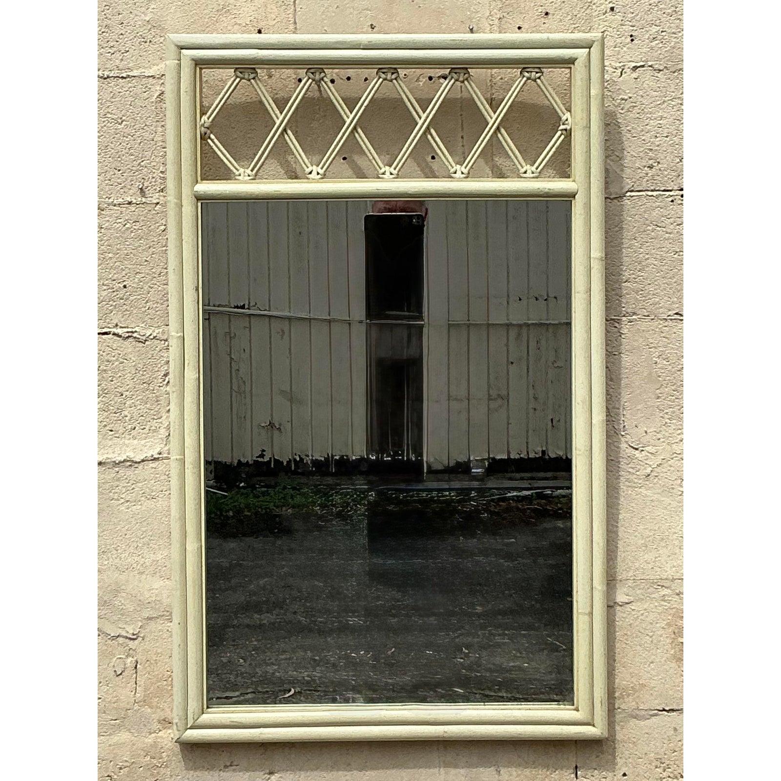 Infusez votre espace avec un charme côtier sans effort en utilisant ce superbe miroir vintage en rotin. Dotée d'un magnifique motif de treillis tissé sur le dessus, cette pièce allie des textures naturelles à une élégance intemporelle. La finition