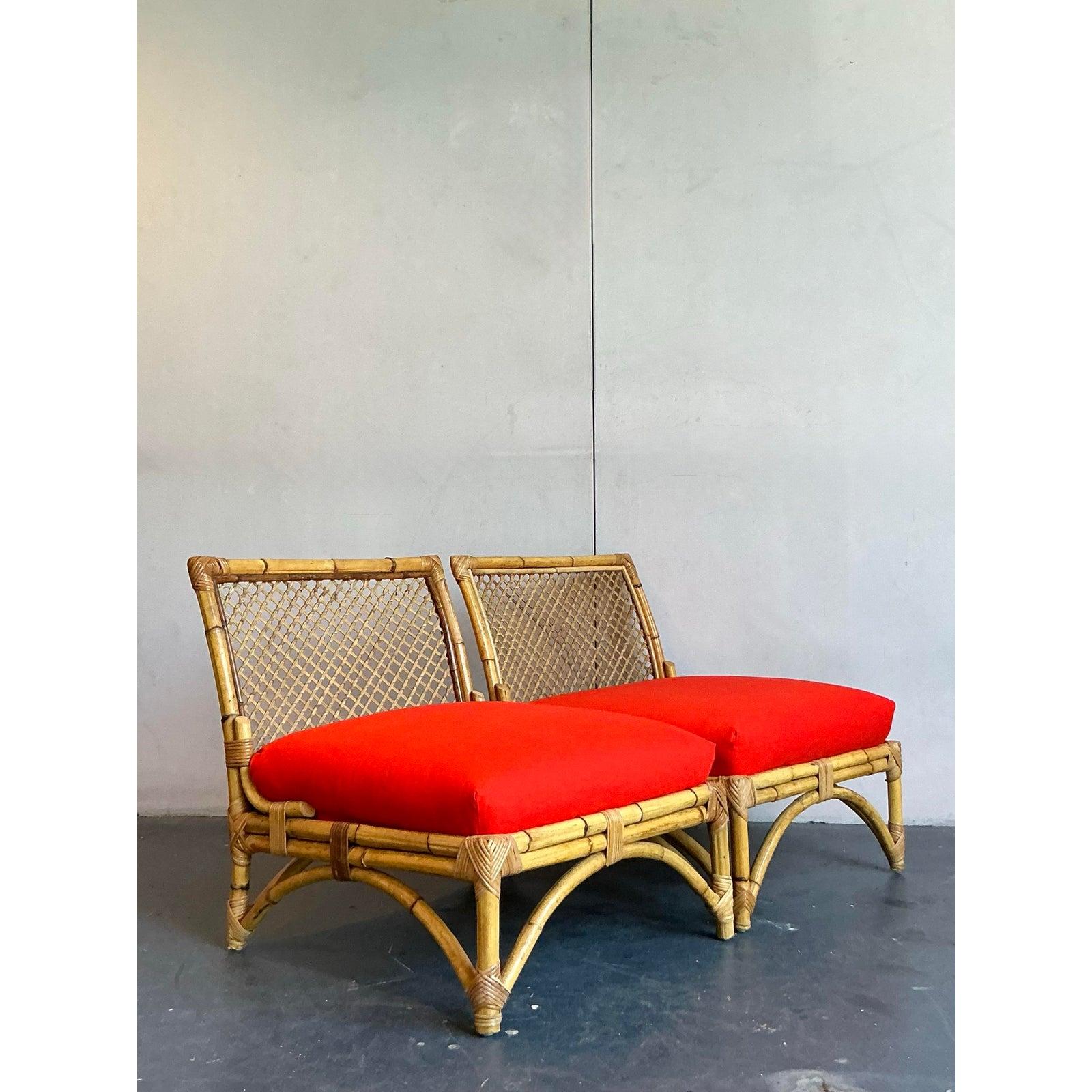Infunde a tu espacio un sofisticado encanto costero con este elegante par de sillas slipper vintage de ratán. Construidas con maestría a partir de ratán curvado, cada silla presenta un elegante perfil bajo, un intrincado respaldo en espaldera y