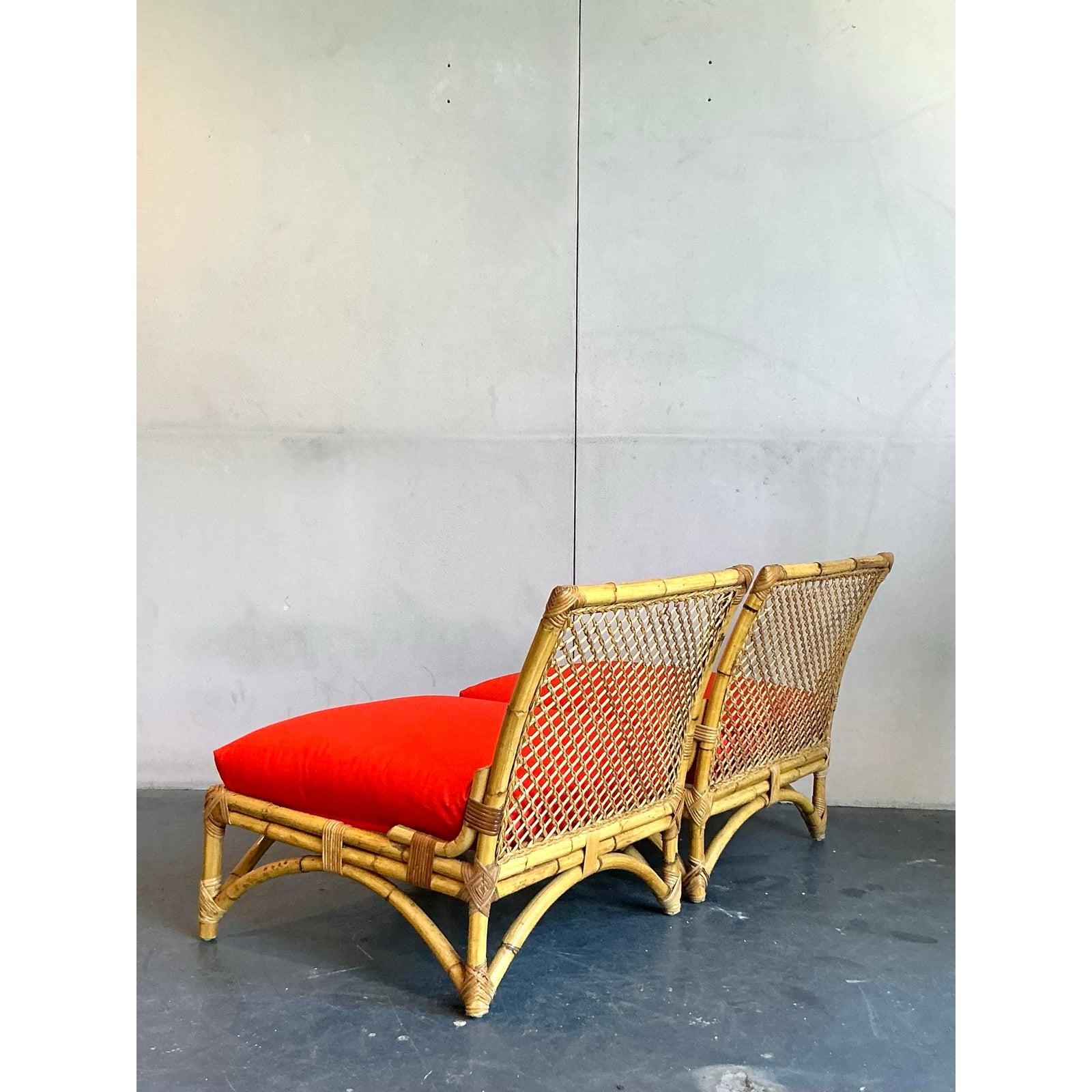 Pareja de sillas de ratán vintage con enrejado costero Regencia de Hollywood en venta