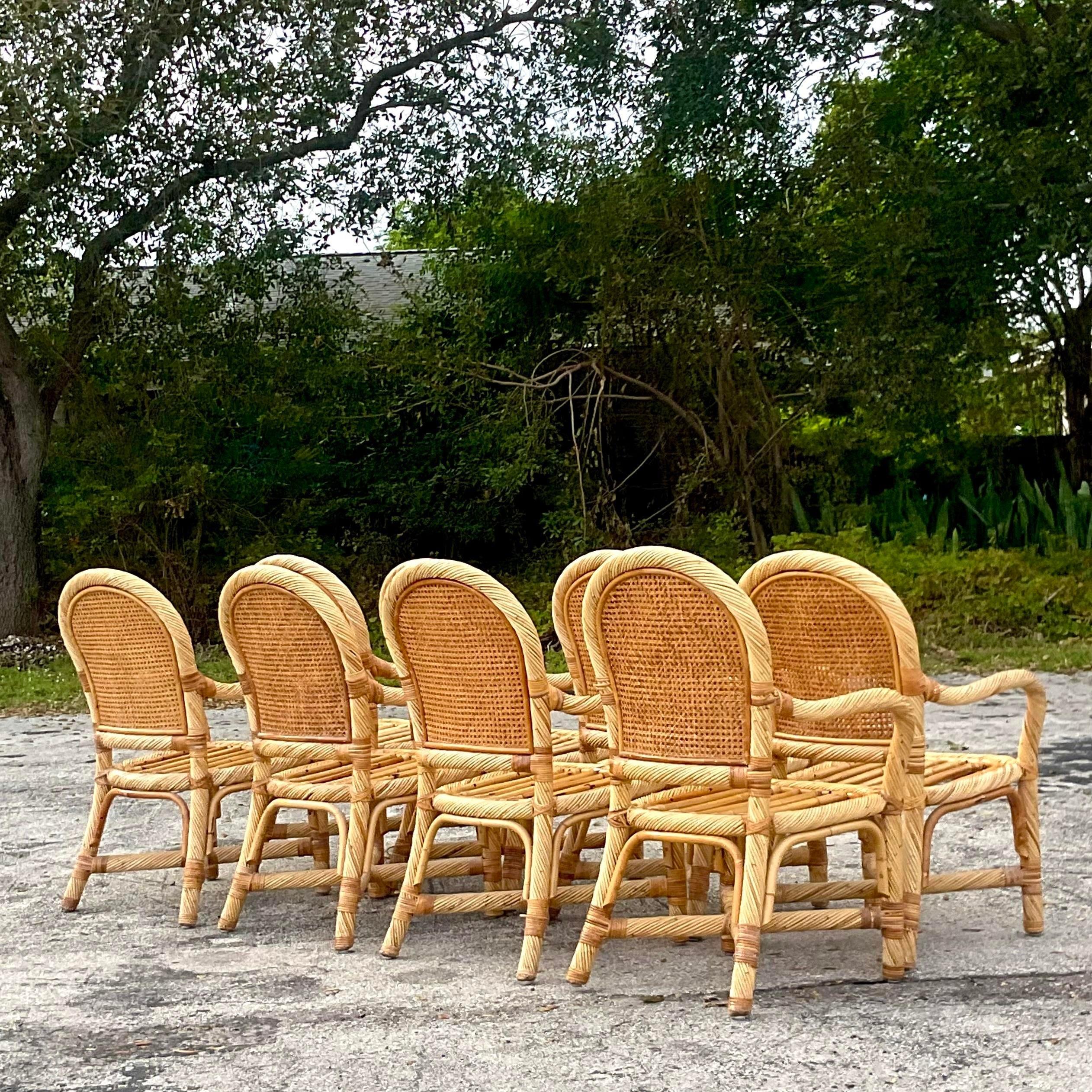 Ein fabelhaftes Set von 8 Vintage Coastal Esszimmerstühlen. Schicke, gedrehte Rattanrahmen mit eingesetzten Schilfrohrplatten. Zwei Sets sind auf meiner Seite verfügbar. Erworben aus einem Nachlass in Palm Beach