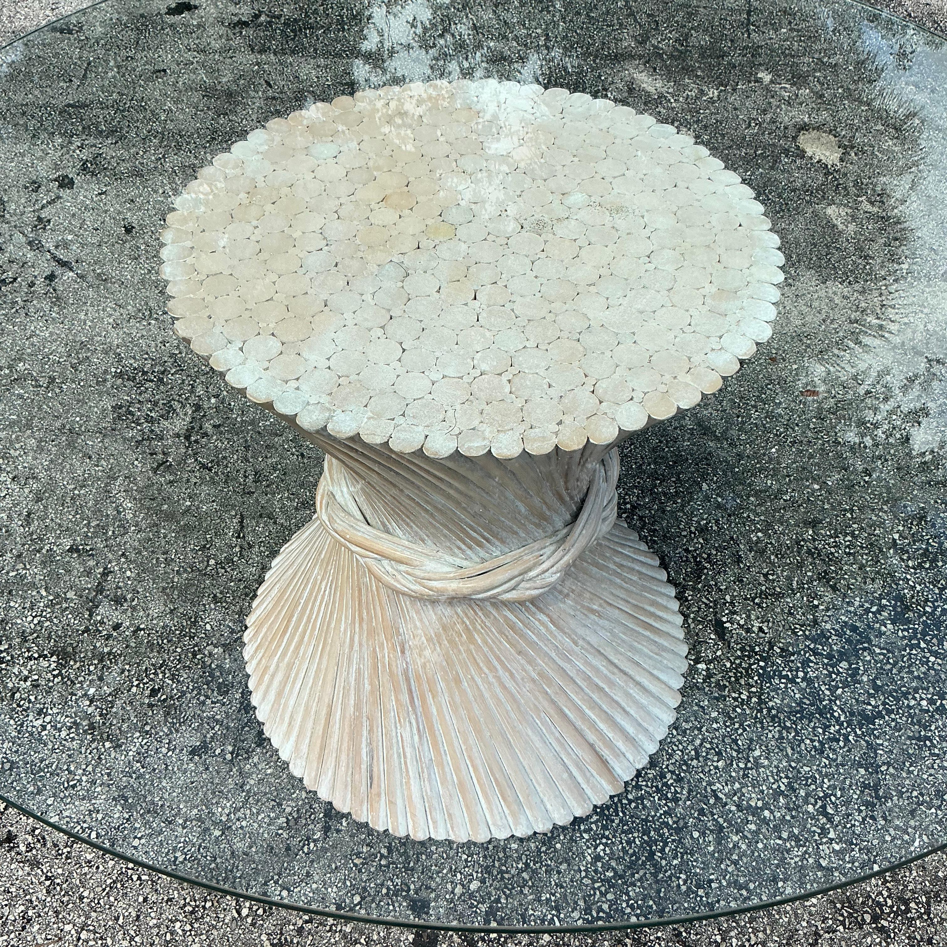 La table à manger Vintage Coastal Twisted Rattan, inspirée des designs emblématiques d'Eleg, est une pièce étonnante qui incarne l'élégance décontractée de la vie côtière. Cette table est dotée d'une base fabriquée en rotin torsadé, mettant en
