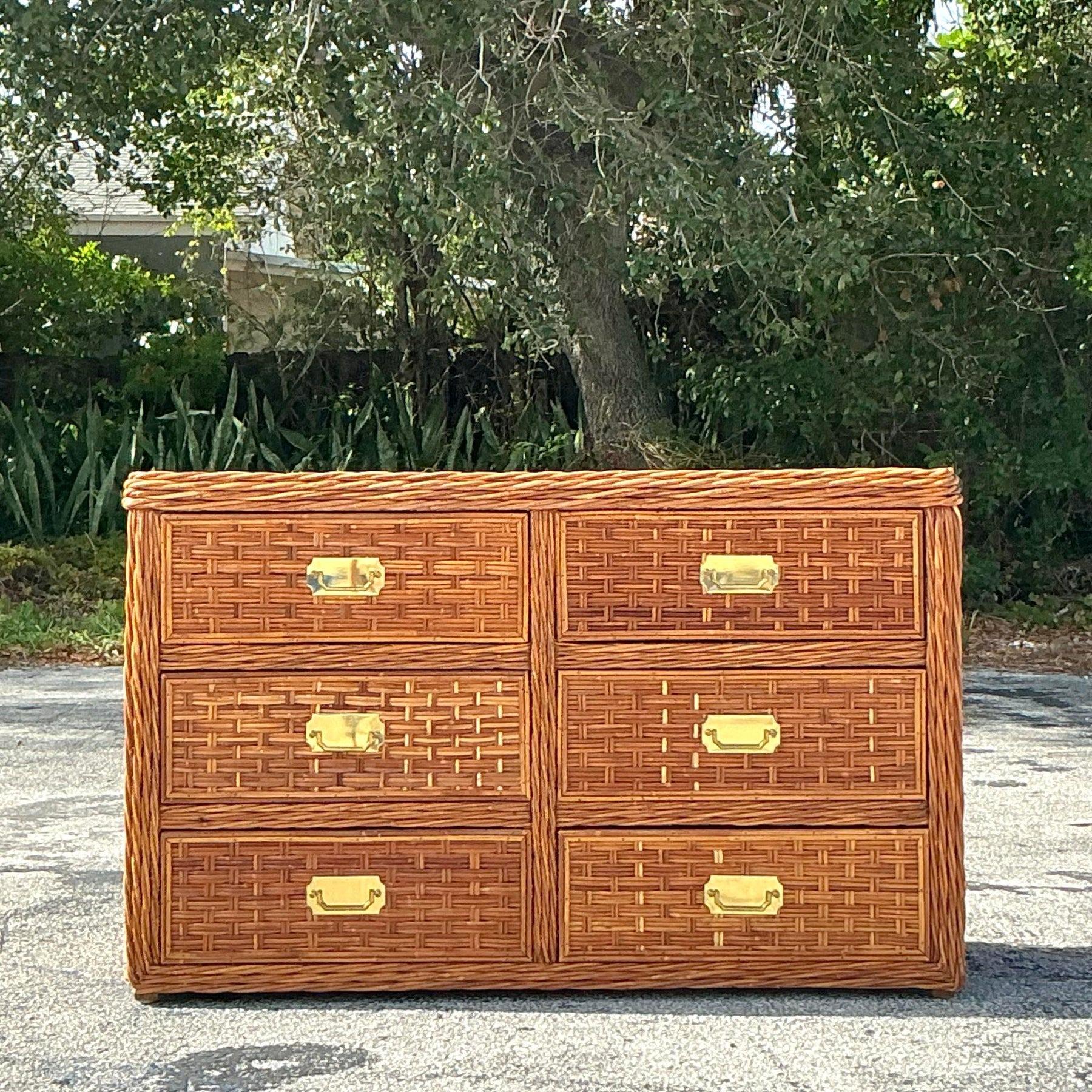 Splendida cassettiera vintage in rattan intrecciato che emana vibrazioni rilassate e balneari. Caratterizzato da dettagli in rattan intricati, un telaio resistente e cassetti spaziosi, questo pezzo combina funzionalità ed eleganza naturale. Perfetto