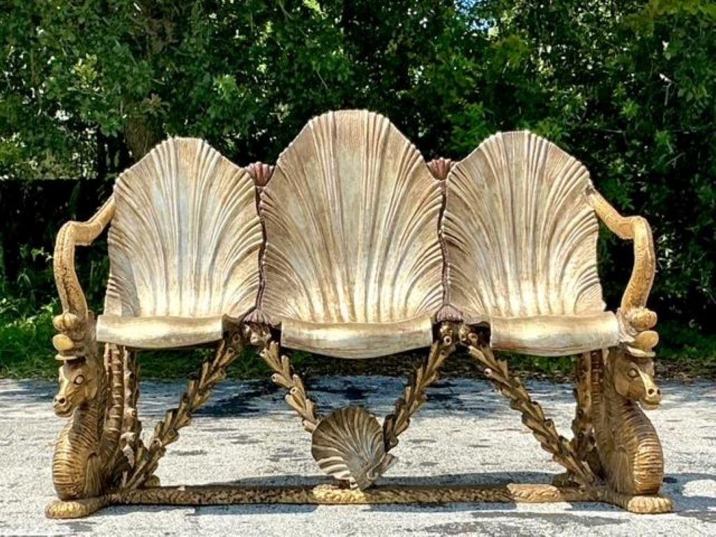 Venezianische venezianische vergoldete geschnitzte Grotto- und Seepferdchen-Bank, Vintage (Holz) im Angebot
