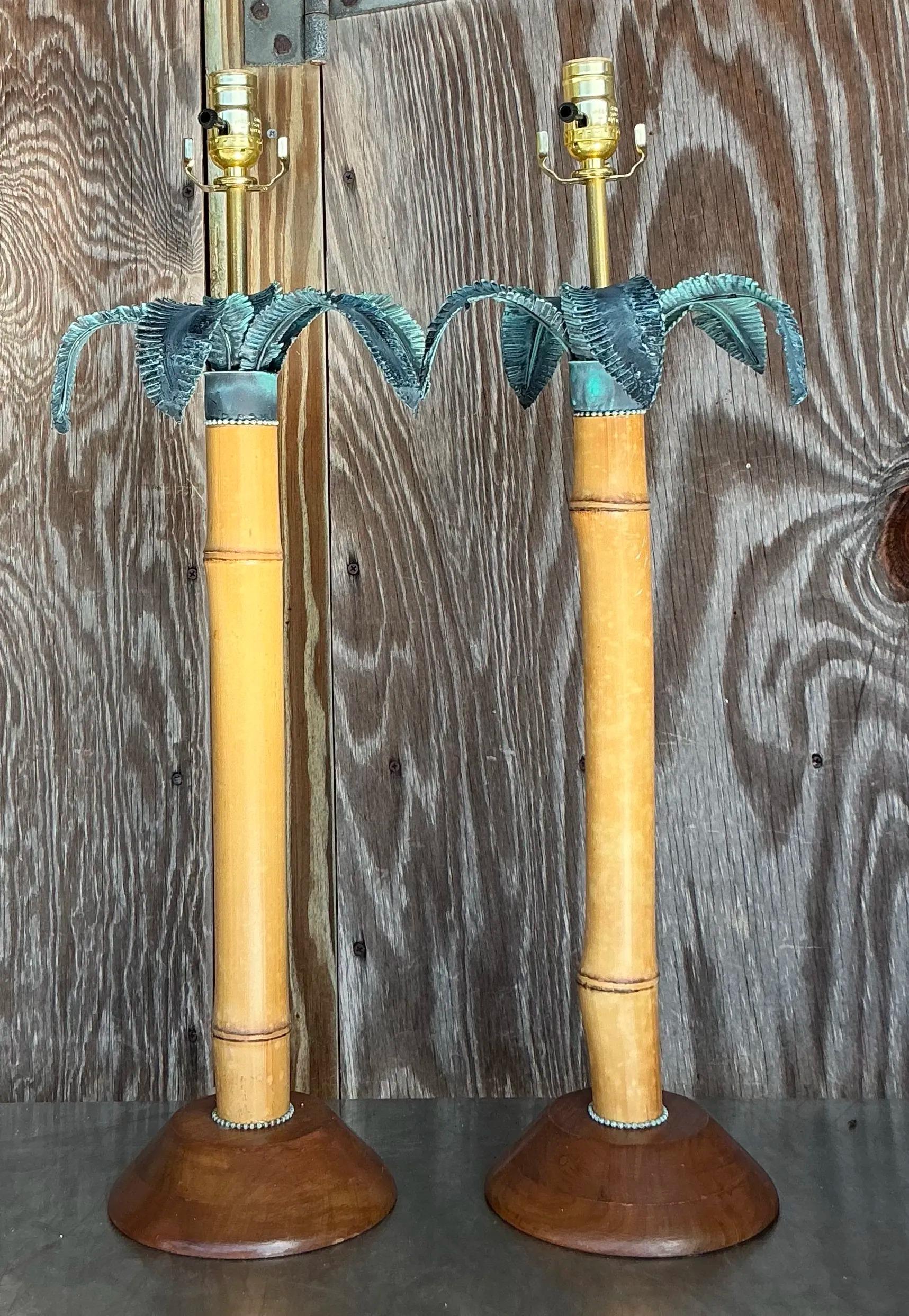 Illumina il tuo spazio con questa coppia di lampade vintage a forma di palma color verdognolo. Il sorprendente motivo della palma, abbinato a una ricca finitura verdognola, cattura l'essenza della vita costiera e dell'eleganza tropicale. Perfetto