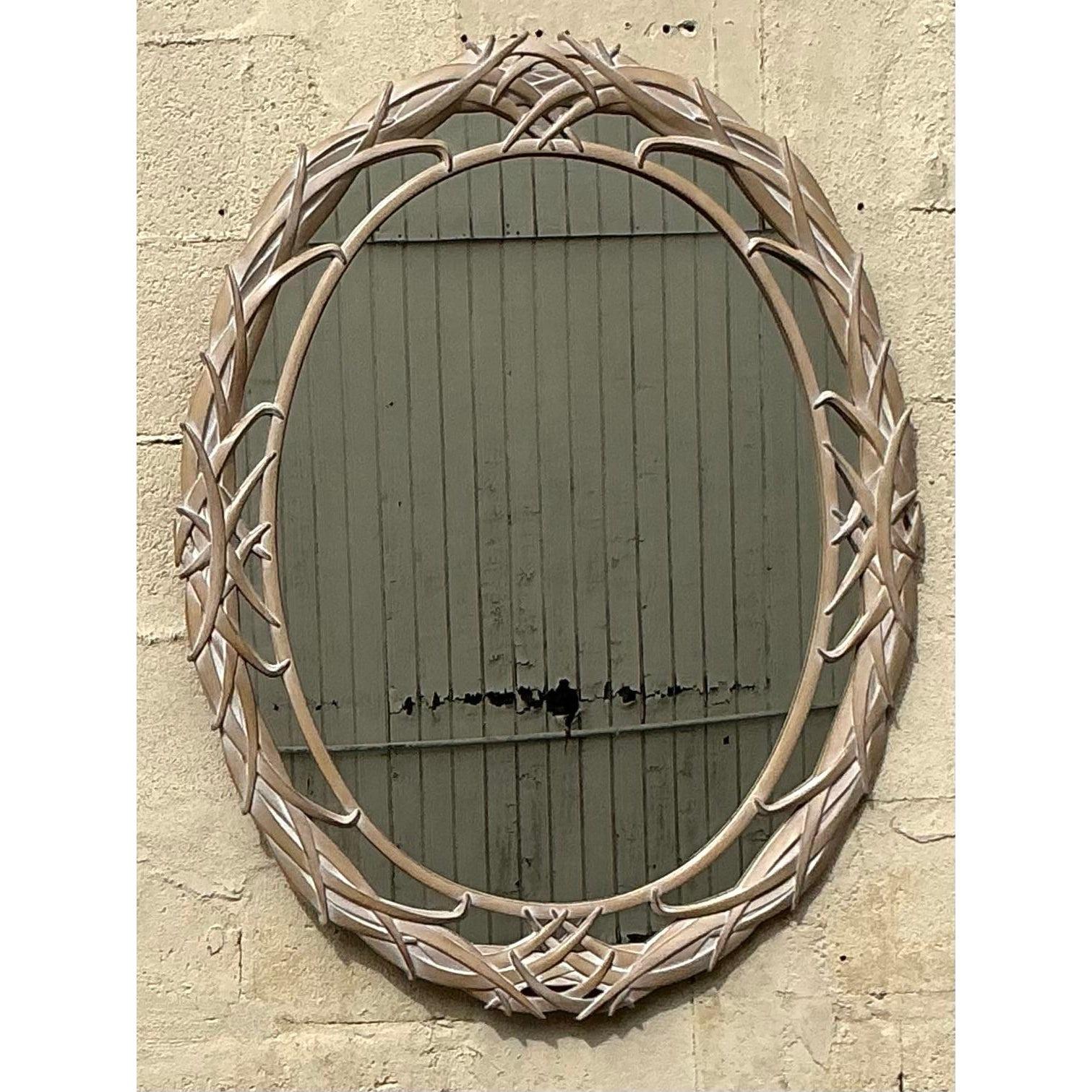 Valorizza il tuo spazio con la bellezza naturale di questo specchio vintage a lame lavate in stile costiero. Caratterizzato da una cornice unica realizzata con lame lavate e testurizzate, questo specchio cattura l'essenza dell'eleganza del mare. La