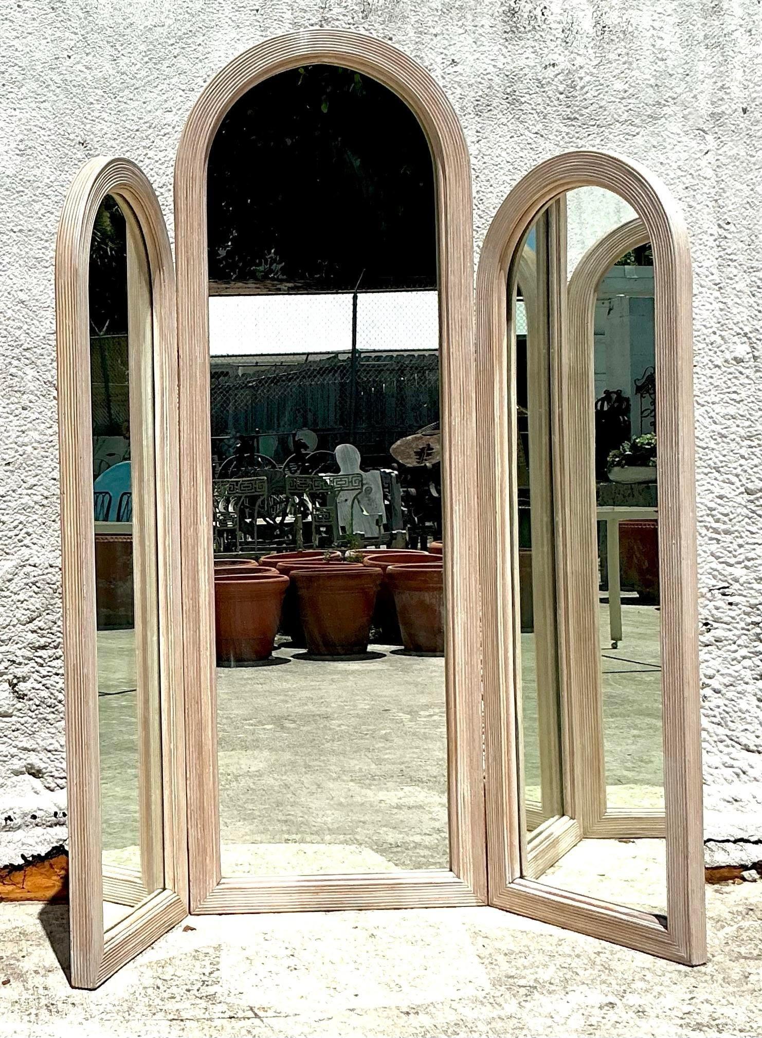 Filippino Specchio da terra ad arco in legno lavato a matita vintage della costa in vendita