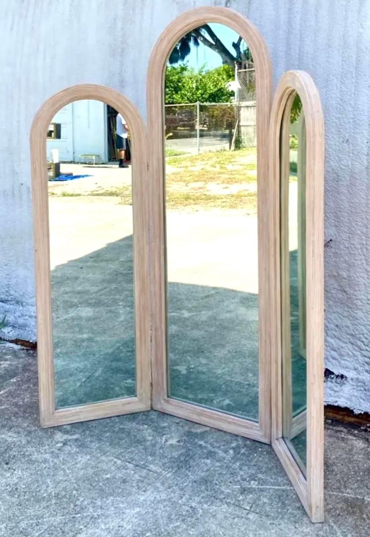 Specchio da terra ad arco in legno lavato a matita vintage della costa In condizioni buone in vendita a west palm beach, FL