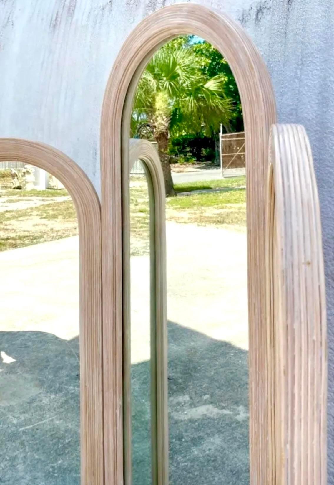 XX secolo Specchio da terra ad arco in legno lavato a matita vintage della costa in vendita