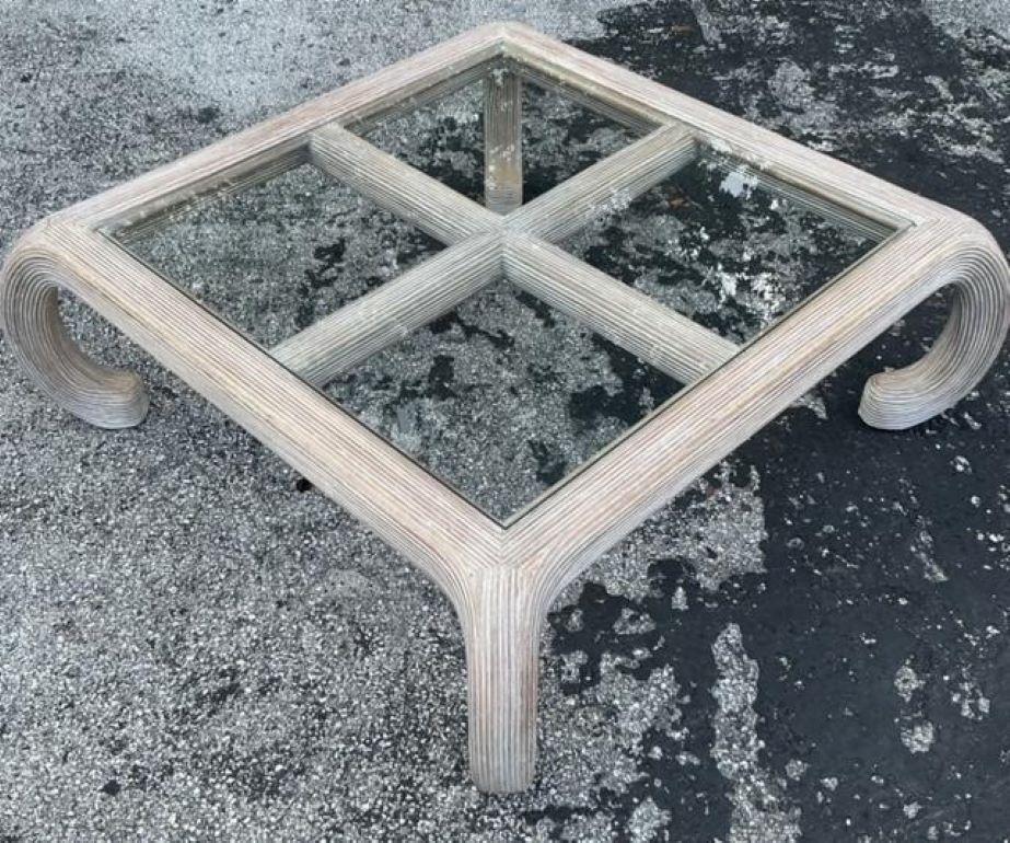 Infunde a tu espacio el encanto de la brisa costera con esta Mesa Baja Vintage Coastal Washed Pencil Reed. Su diseño de caña de lápiz tejida a mano, bañada en un tono claro y playero, evoca la elegancia relajada de un refugio junto al mar, muy