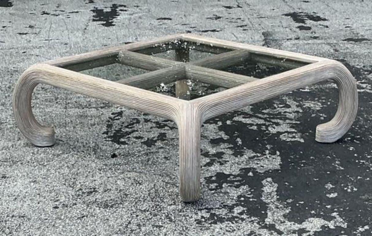Mesa de centro vintage Coastal Washed Pencil Reed Filipino en venta