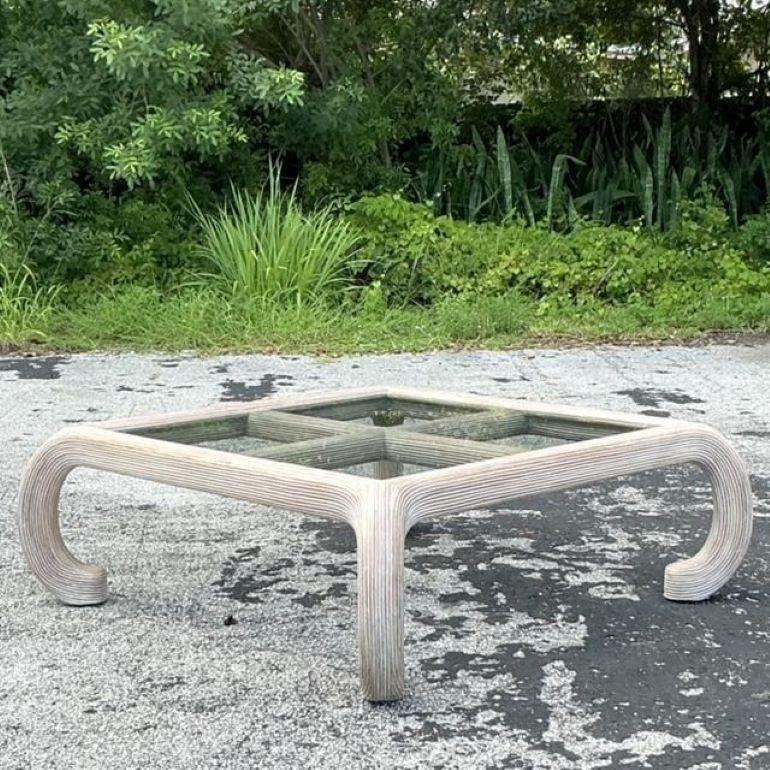 Mesa de centro vintage Coastal Washed Pencil Reed Junco en venta