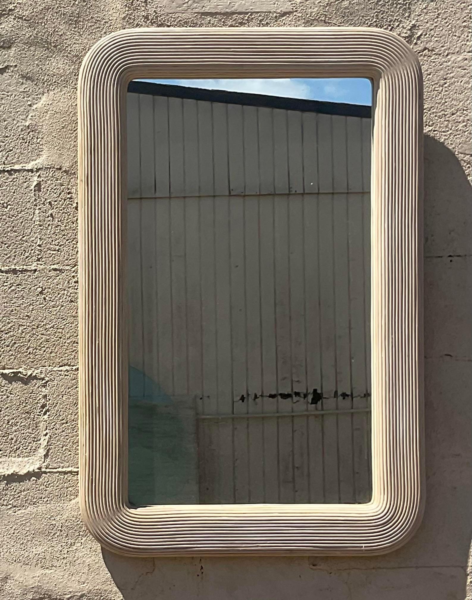 Transformez votre espace avec le miroir Vintage Coastal Washed Pencil Reed, mêlant le charme côtier à l'artisanat américain. Sa finition vieillie et ses détails complexes évoquent la nostalgie du bord de mer, insufflant à votre intérieur une