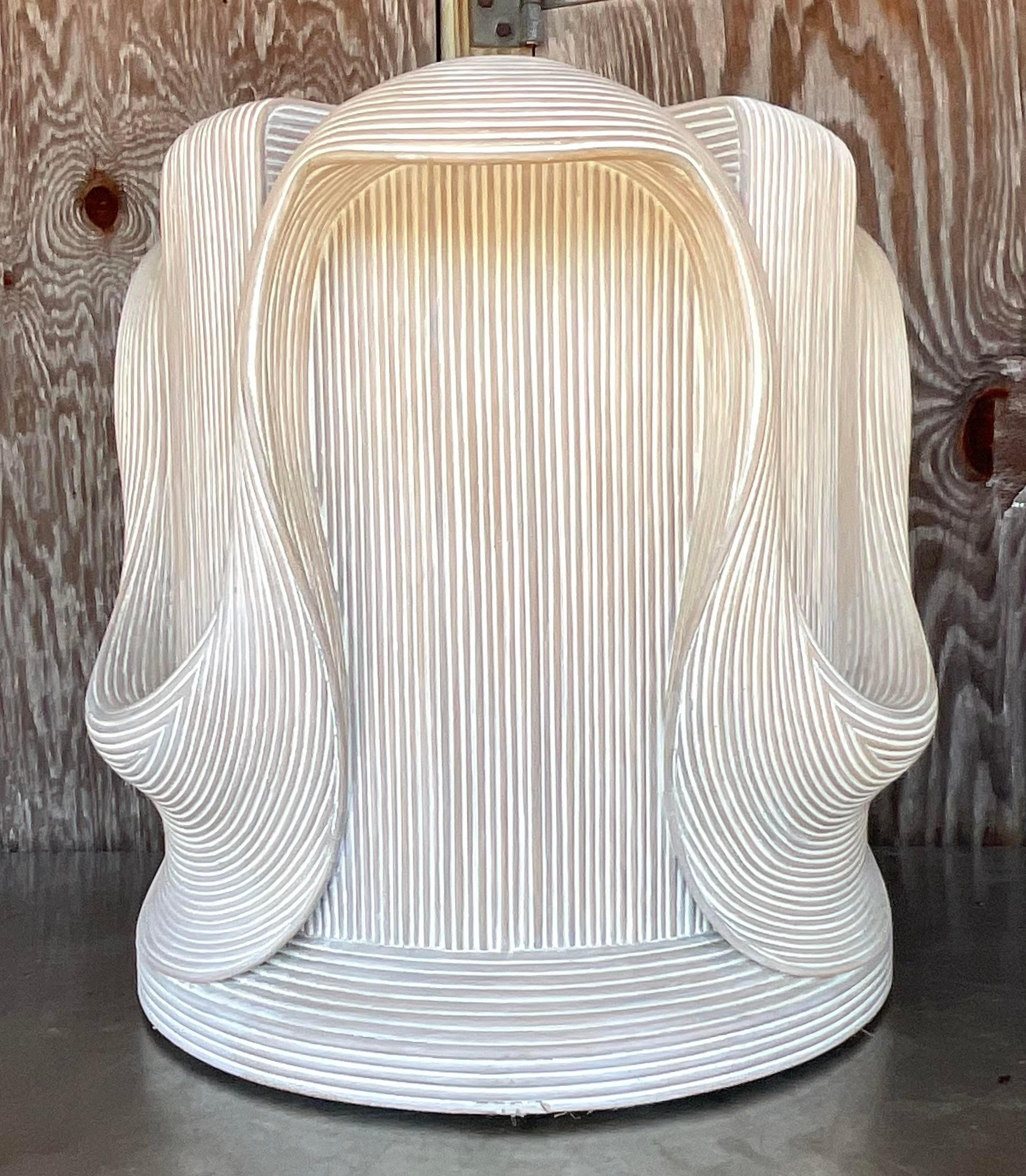 Seaside Reverie: Inspirado en la belleza costera de América, este pedestal de caña de lápiz rinde homenaje a los icónicos diseños de Betty Cobunpue, mostrando un encanto vintage bañado en tonos costeros. Una fusión de texturas naturales y artesanía