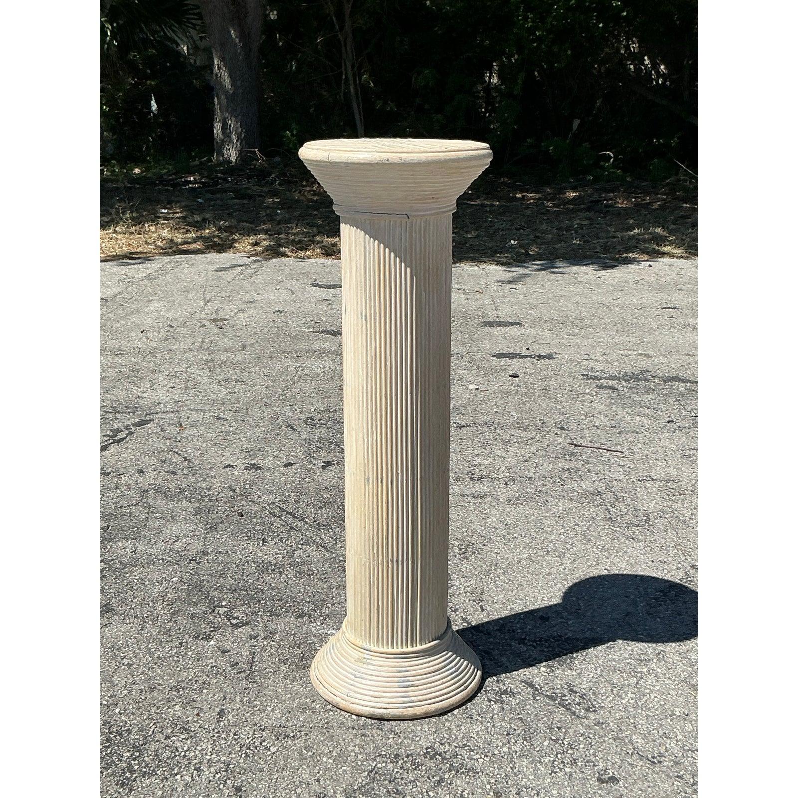 Añade un toque de elegancia costera a tu hogar con este impresionante pedestal vintage de columna de caña de lápiz. Con un diseño acanalado clásico y un acabado suavemente lavado, esta pieza irradia sofisticación atemporal, lo que la convierte en un