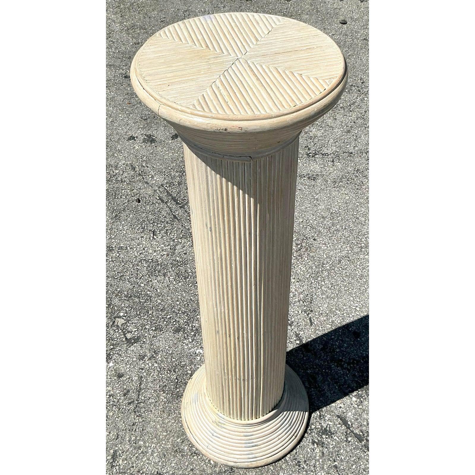 Pedestal Vintage Coastal Washed Pencil Reed Filipino en venta