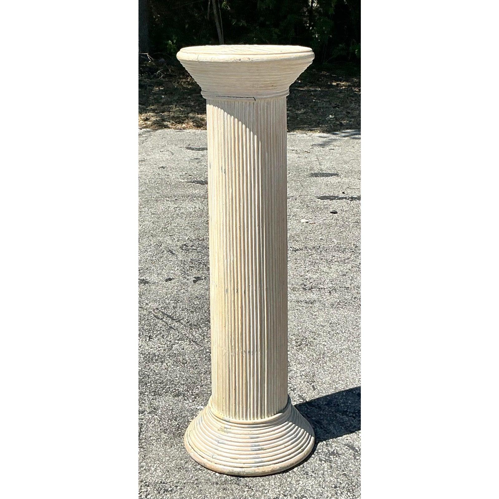 Pedestal Vintage Coastal Washed Pencil Reed siglo XX en venta