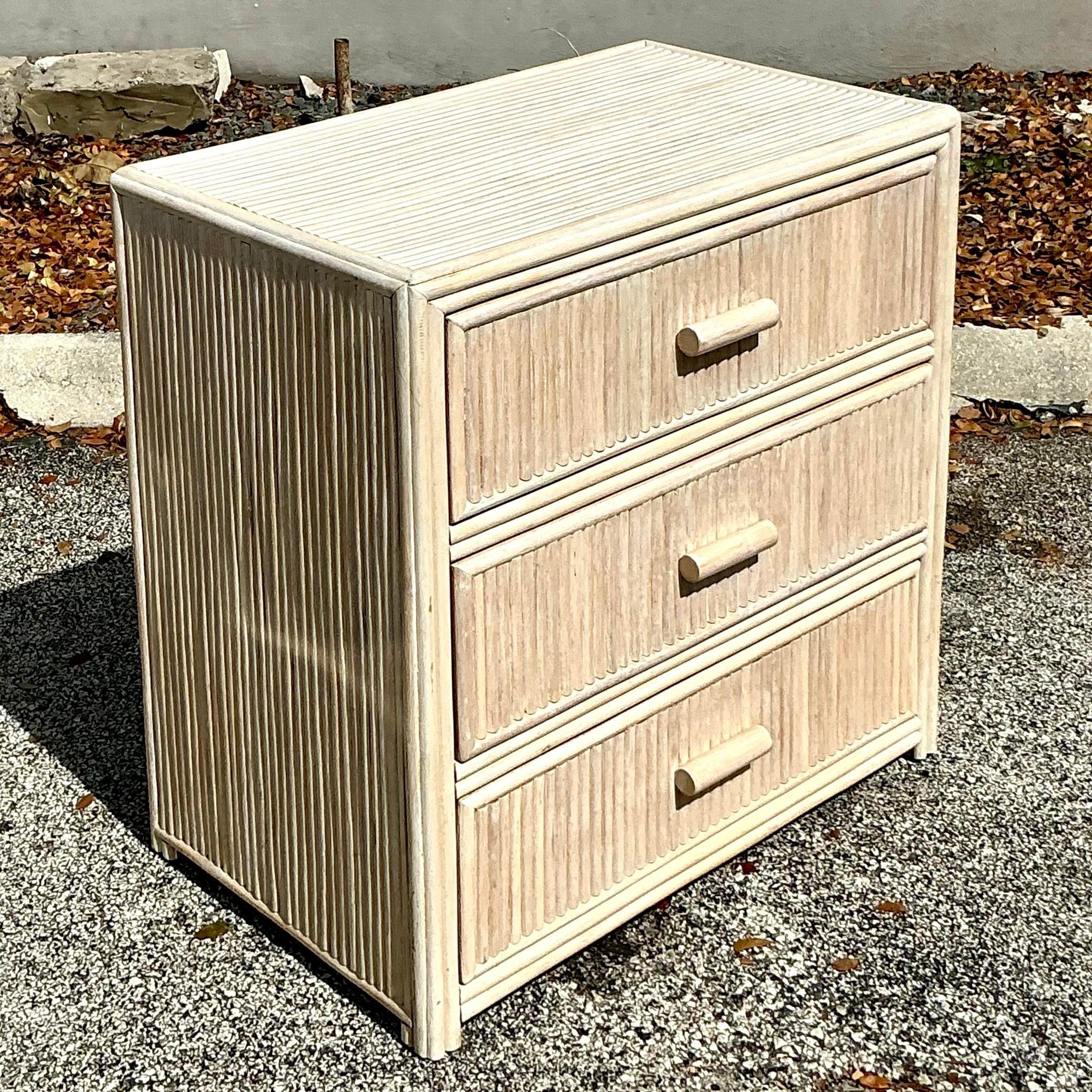 Cette commode côtière vintage présente une finition en rotin lavé, alliant le charme de la plage à un rangement pratique. Son tissage en rotin texturé et ses tons naturels ajoutent de la chaleur et de l'élégance, parfaits pour mettre en valeur les