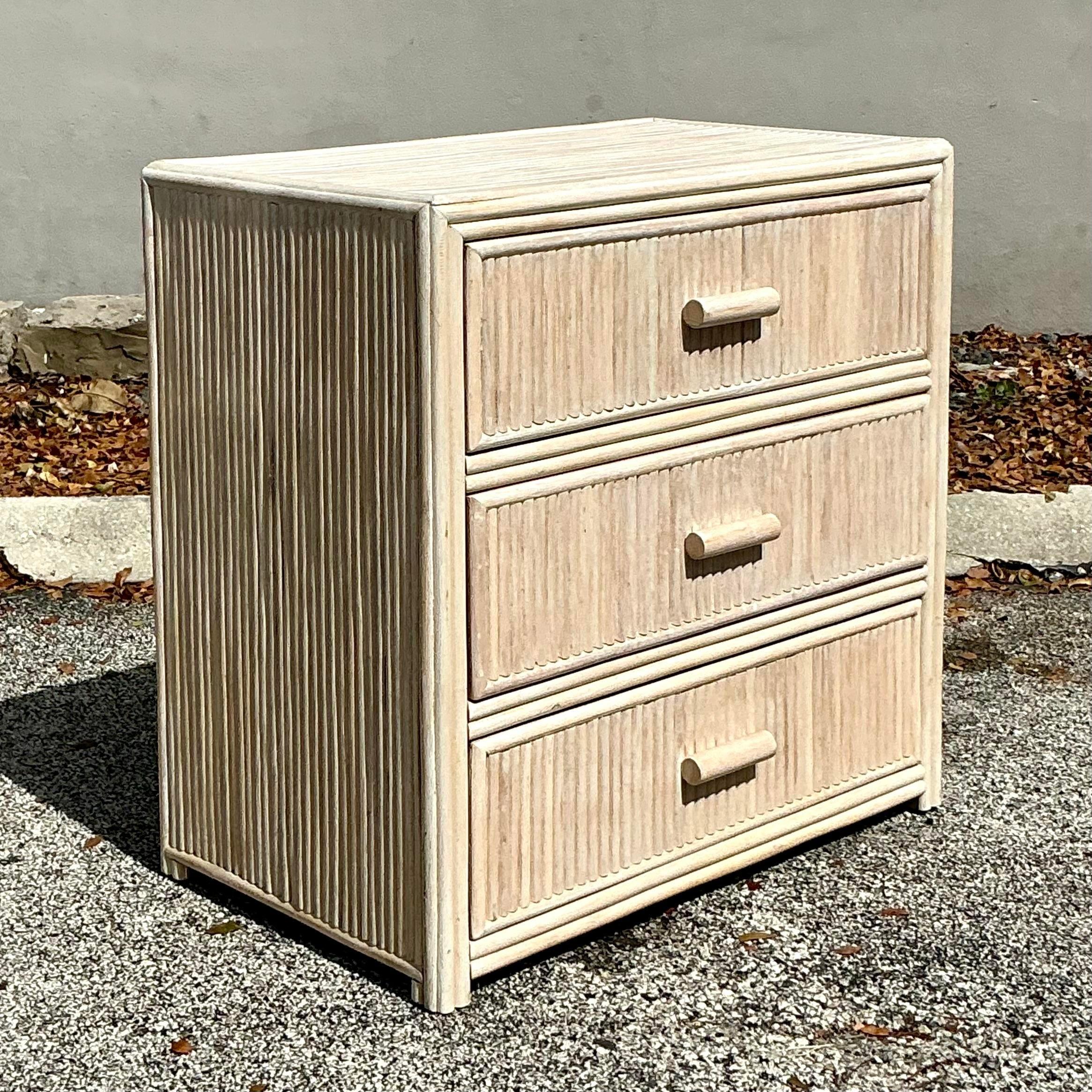 Philippin Commode vintage en rotin lavé côtier en vente