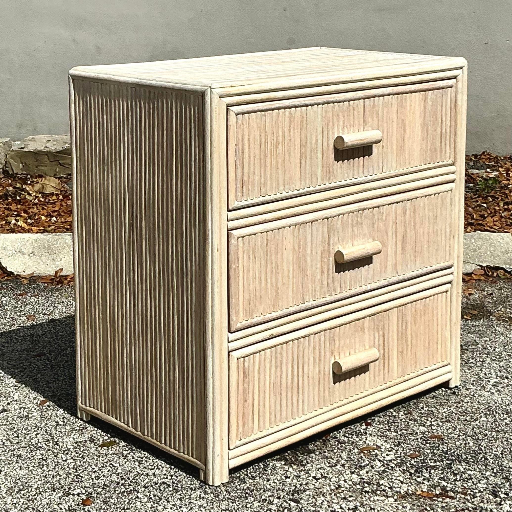 Commode vintage en rotin lavé côtier Bon état - En vente à west palm beach, FL