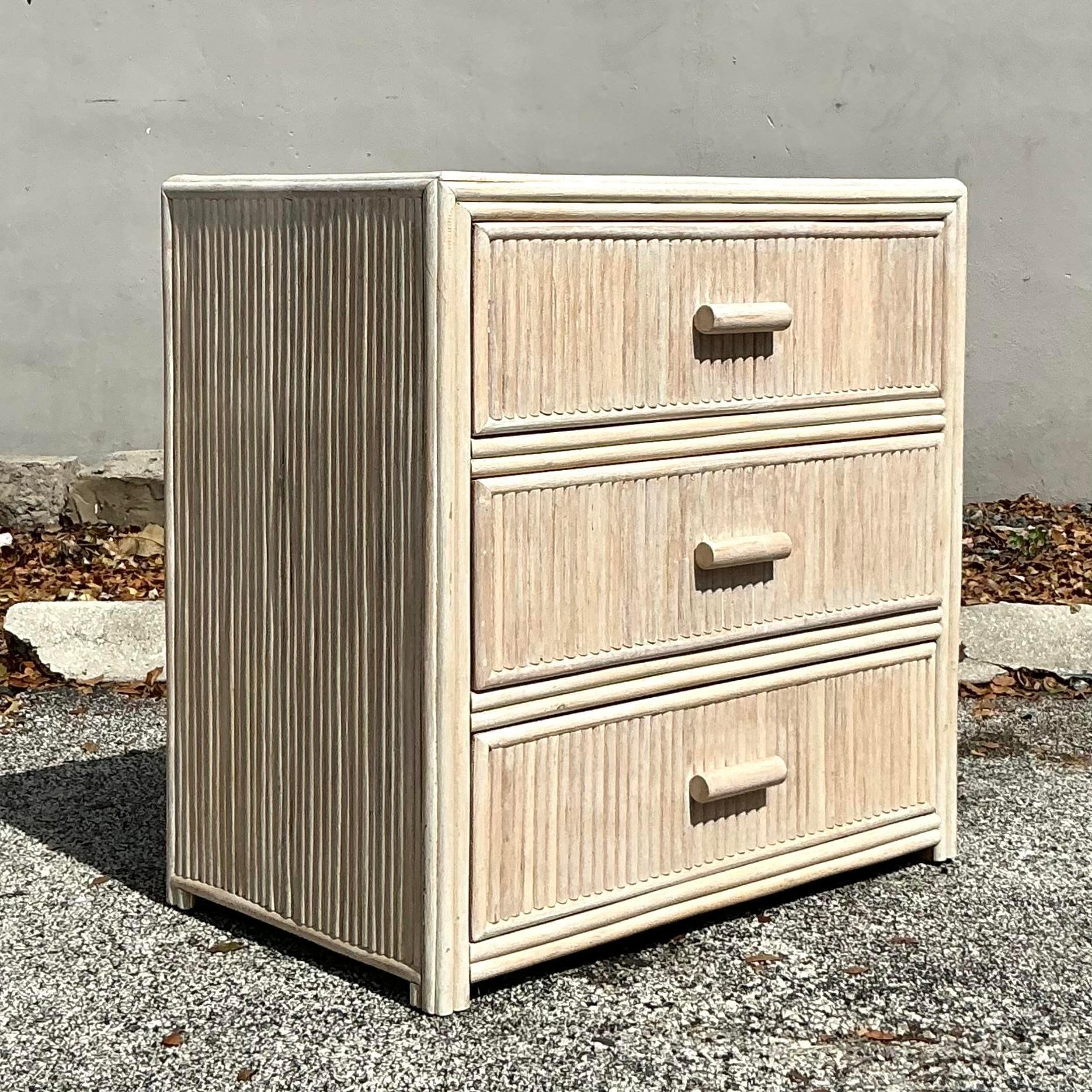 20ième siècle Commode vintage en rotin lavé côtier en vente