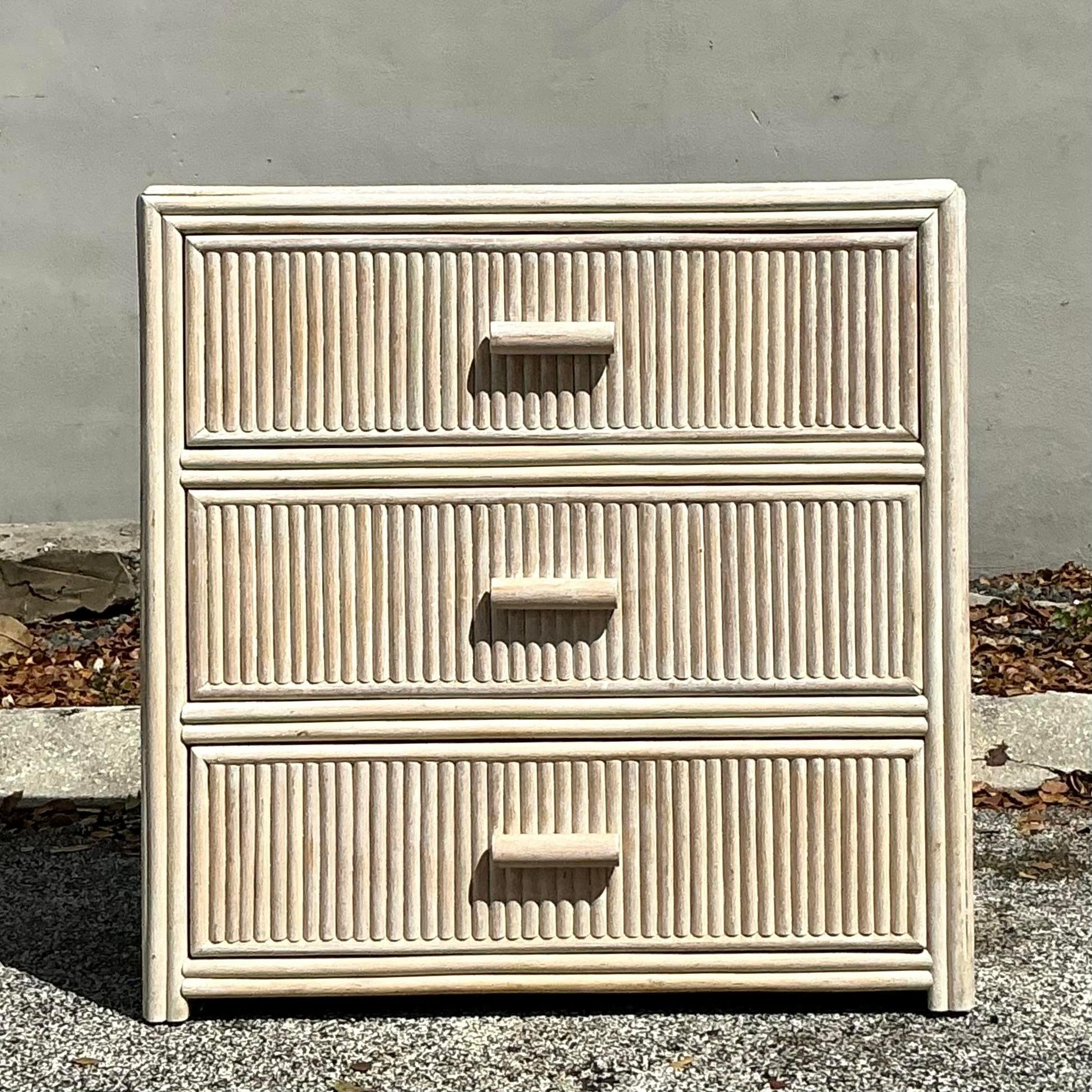 Rotin Commode vintage en rotin lavé côtier en vente