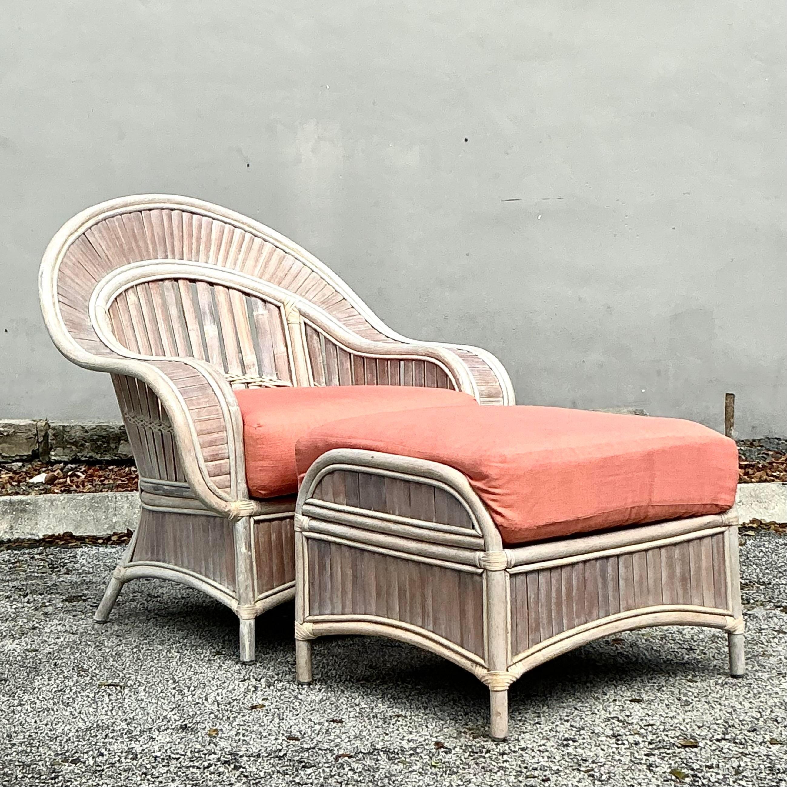Fügen Sie Ihrer Einrichtung einen exotischen Touch hinzu mit diesem Vintage Coastal Washed Rattan Cobra Back Lounge Chair. Mit seiner einzigartigen, von der Kobra inspirierten Silhouette und dem fein geflochtenen Rattanrahmen strahlt dieser Sessel