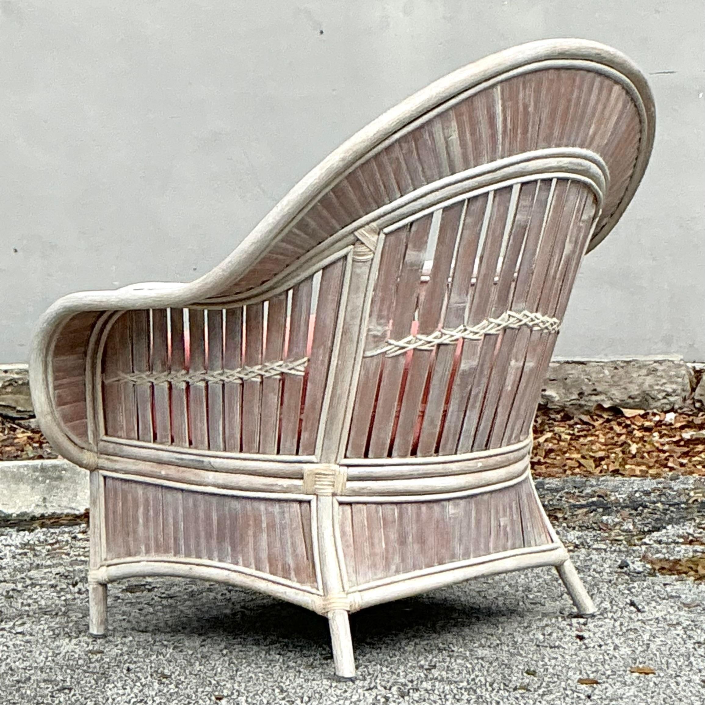Vintage Coastal Washed Rattan Cobra Back Lounge Chair (amerikanisch) im Angebot
