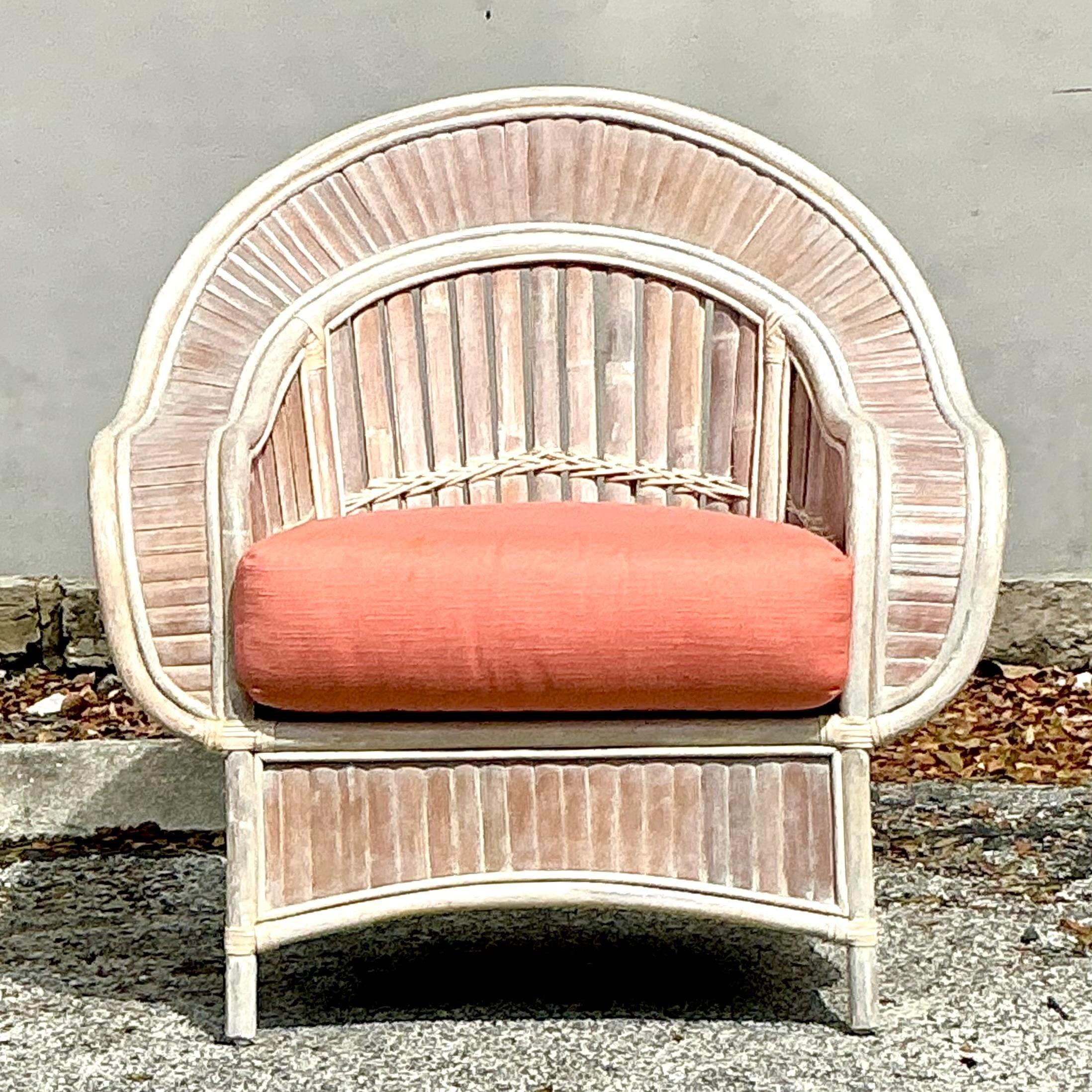 Vintage Coastal Washed Rattan Cobra Back Lounge Chair im Zustand „Gut“ im Angebot in West Palm Beach, FL
