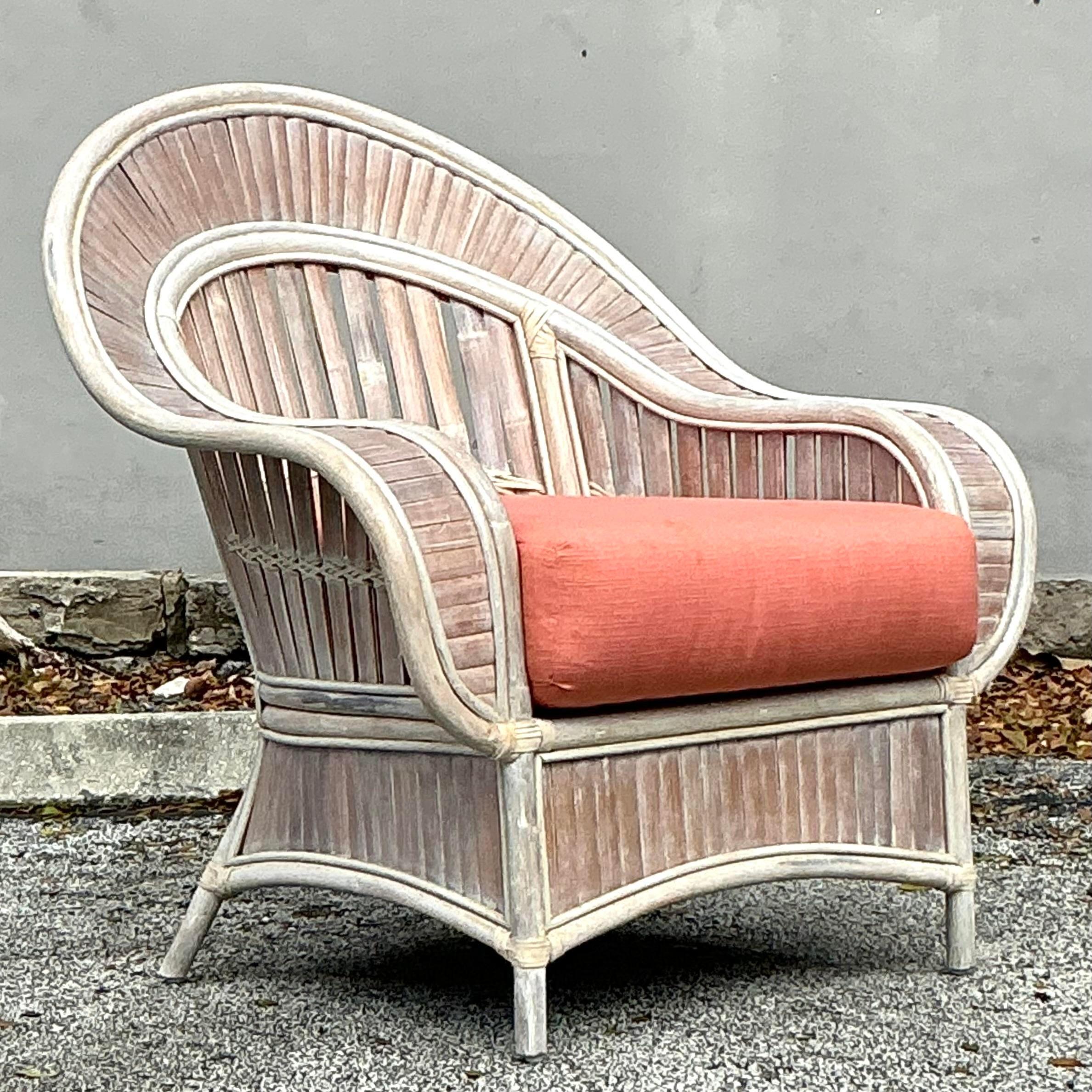 Vintage Coastal Washed Rattan Cobra Back Lounge Chair (20. Jahrhundert) im Angebot
