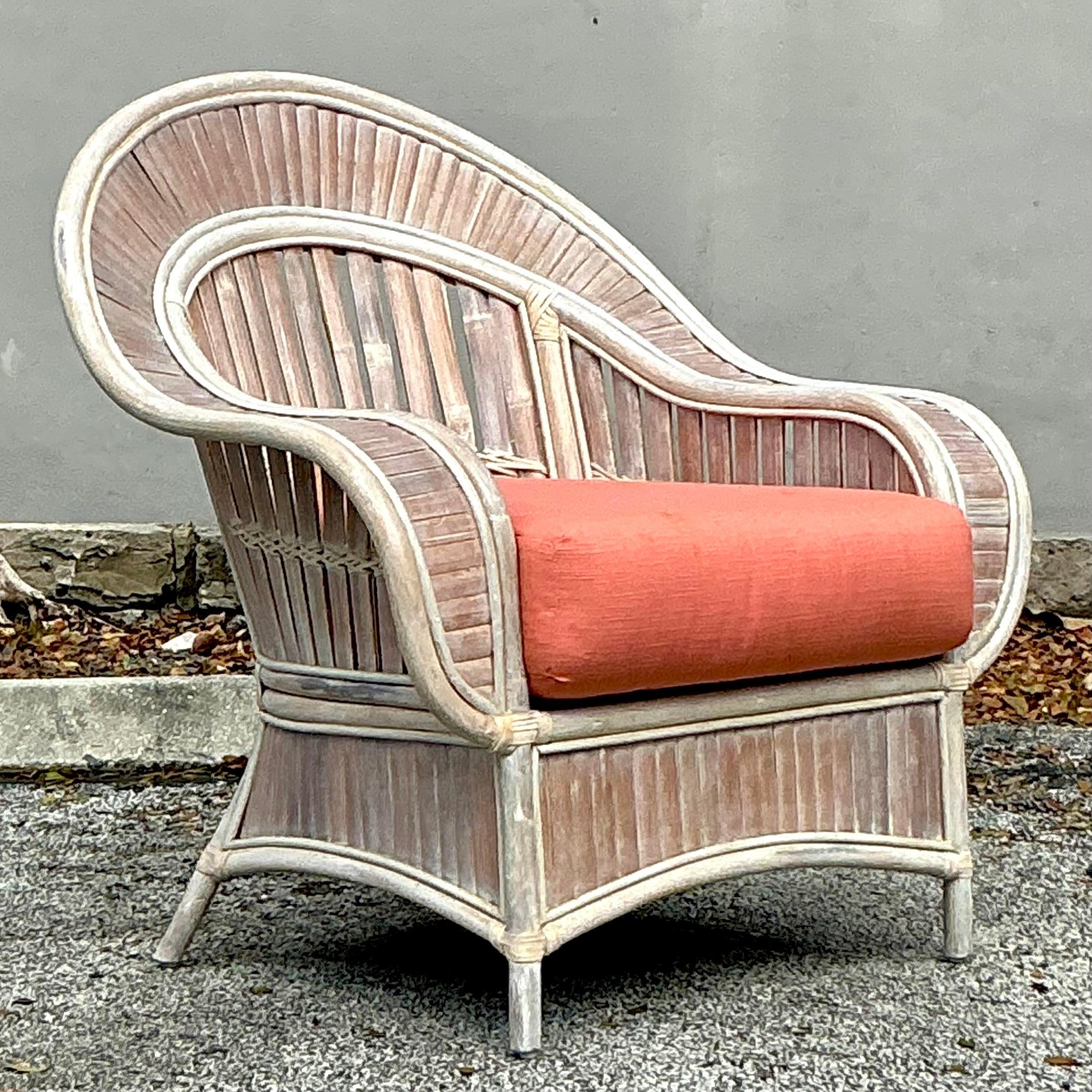 Vintage Coastal Washed Rattan Cobra Back Lounge Chair (Polster) im Angebot