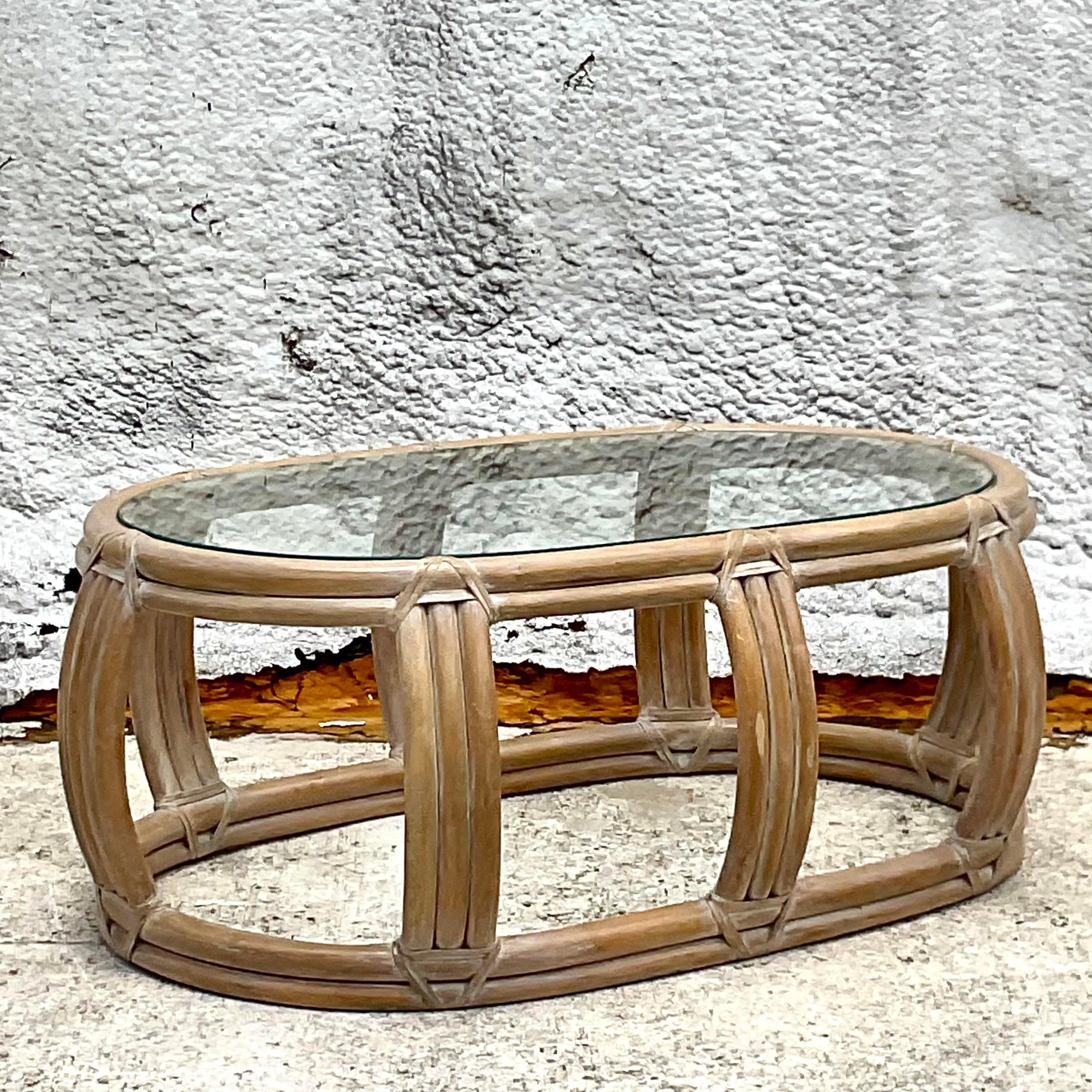 Introduisez une touche de sérénité de bord de mer dans votre maison avec la table basse en rotin lavé Vintage By. Cette table de style américain est fabriquée en rotin lavé, ce qui lui confère une allure côtière à la fois décontractée et raffinée.
