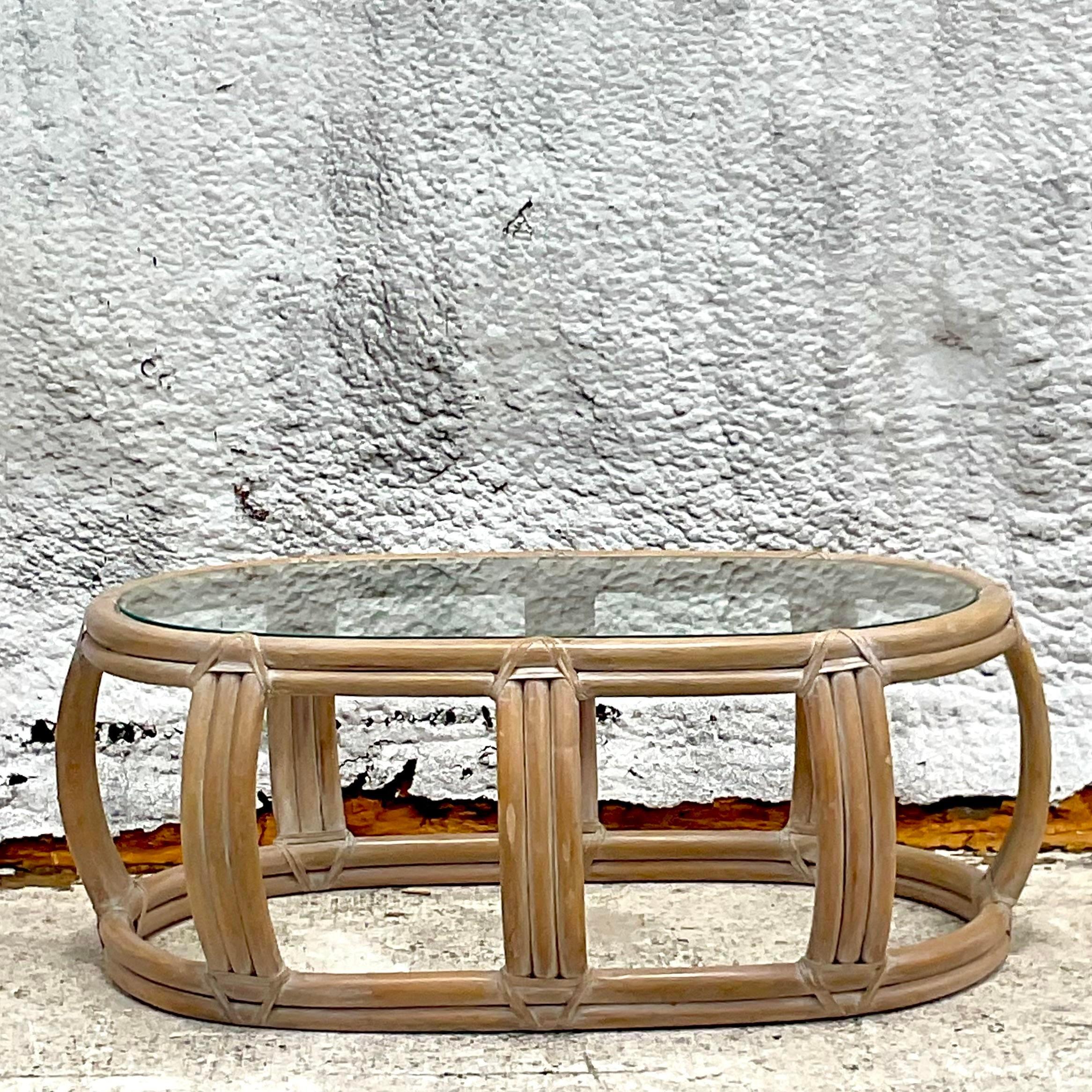 20ième siècle Table basse vintage en rotin lavé en vente