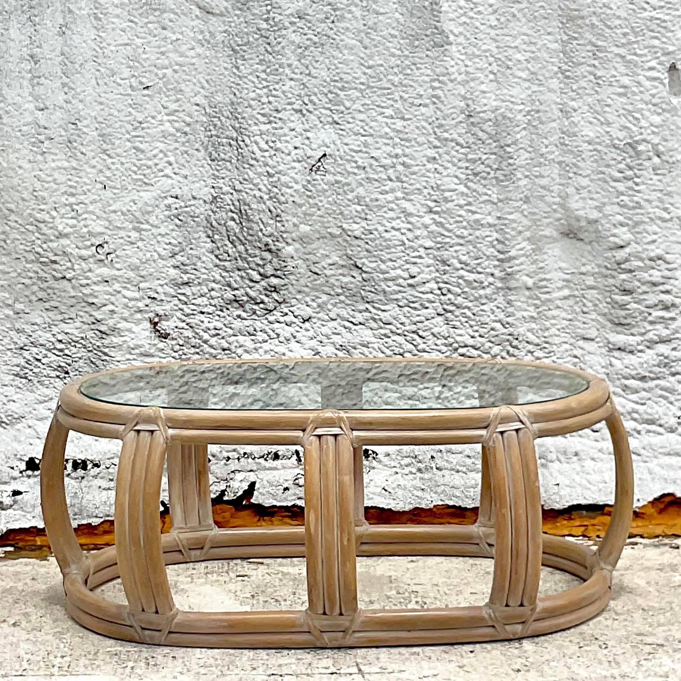 Rotin Table basse vintage en rotin lavé en vente