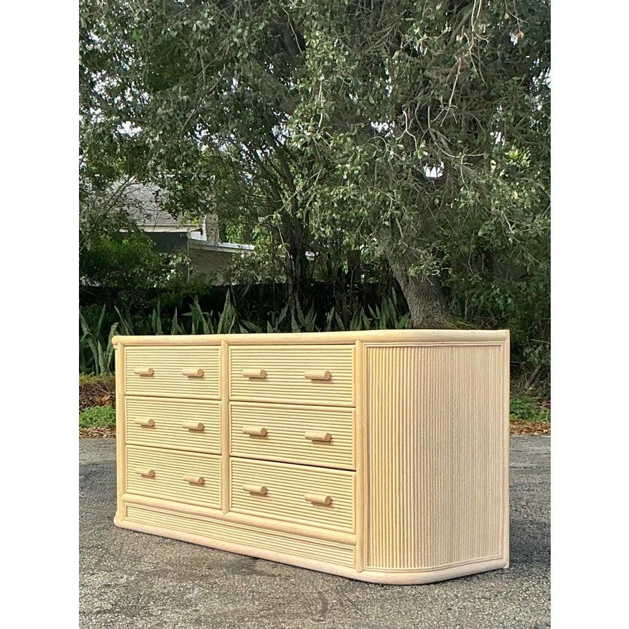 Eleva i tuoi interni di ispirazione costiera con questo raffinato comò in rattan lavato Vintage. Caratterizzato da un esterno in rattan splendidamente lavato, questo pezzo combina un'artigianalità senza tempo con una funzionalità moderna. Gli otto