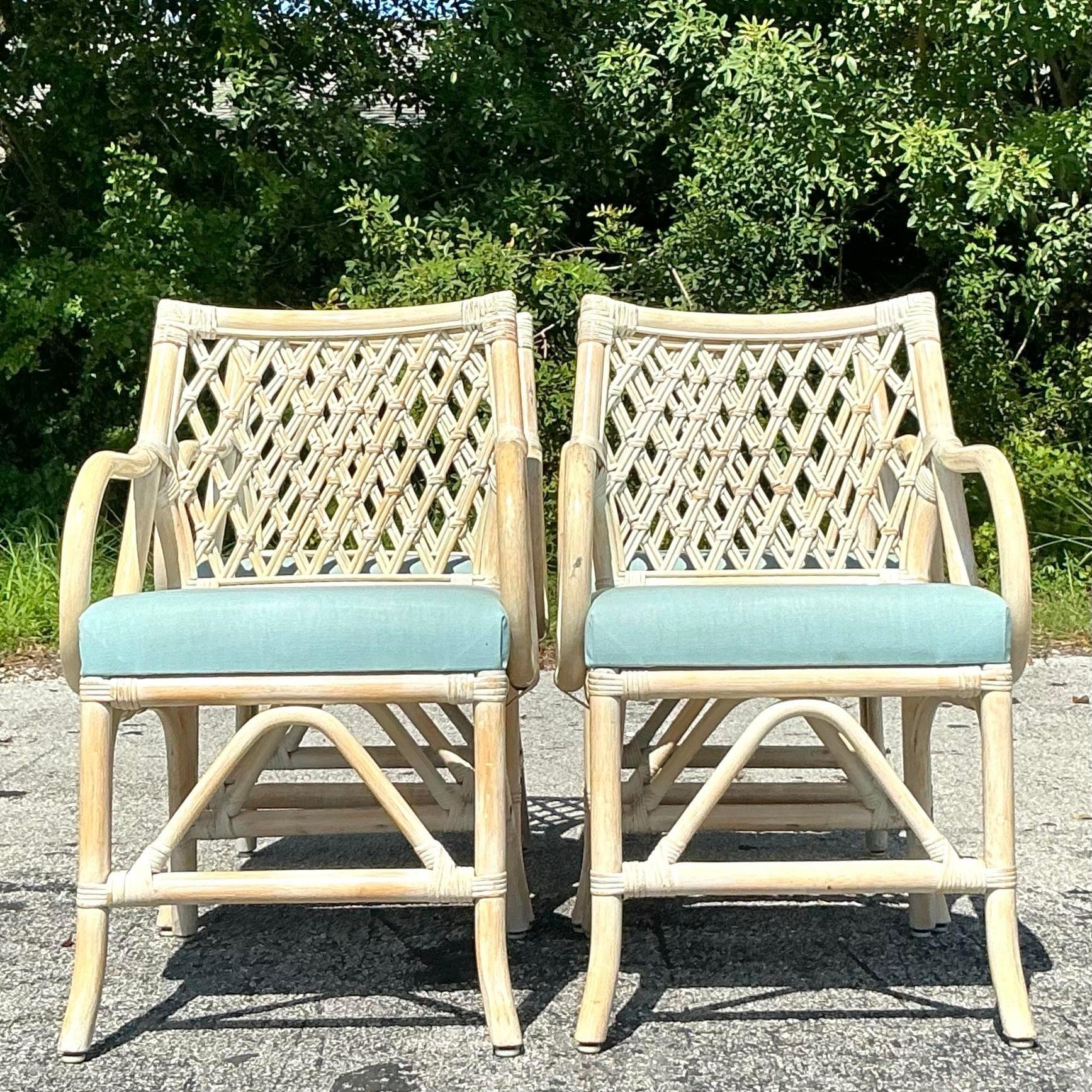 Set di 4 sedie da pranzo a traliccio vintage in stile costiero, caratterizzate da un design fresco che conferisce eleganza marittima al tuo spazio da pranzo. Acquistato da una proprietà di Palm Beach.