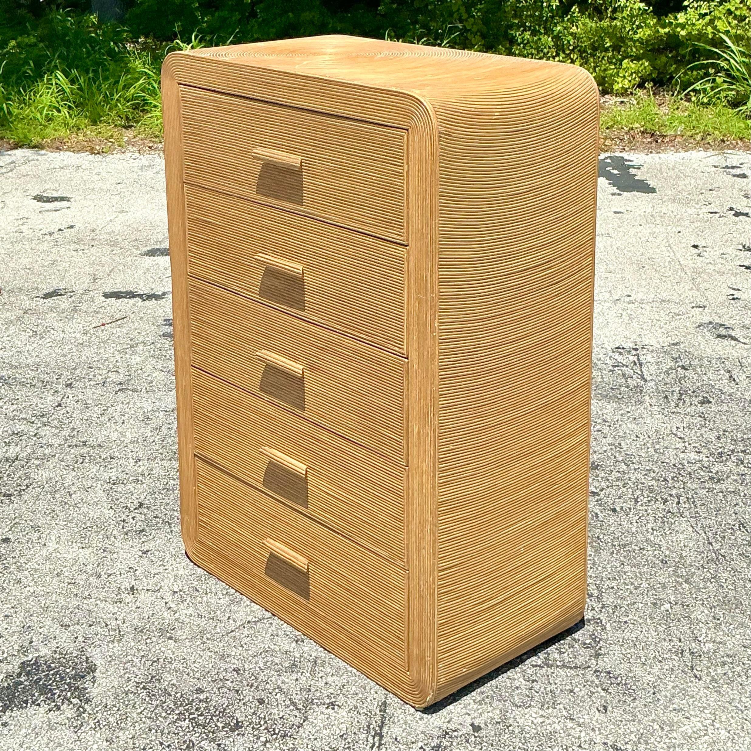 Eleva il tuo arredamento con la cassettiera Vintage Coastal Waterfall Pencil Reed in stile americano. Caratterizzato dall'eleganza senza tempo del design costiero e dalla texture unica dei dettagli in canna, questo pezzo offre un ampio spazio di