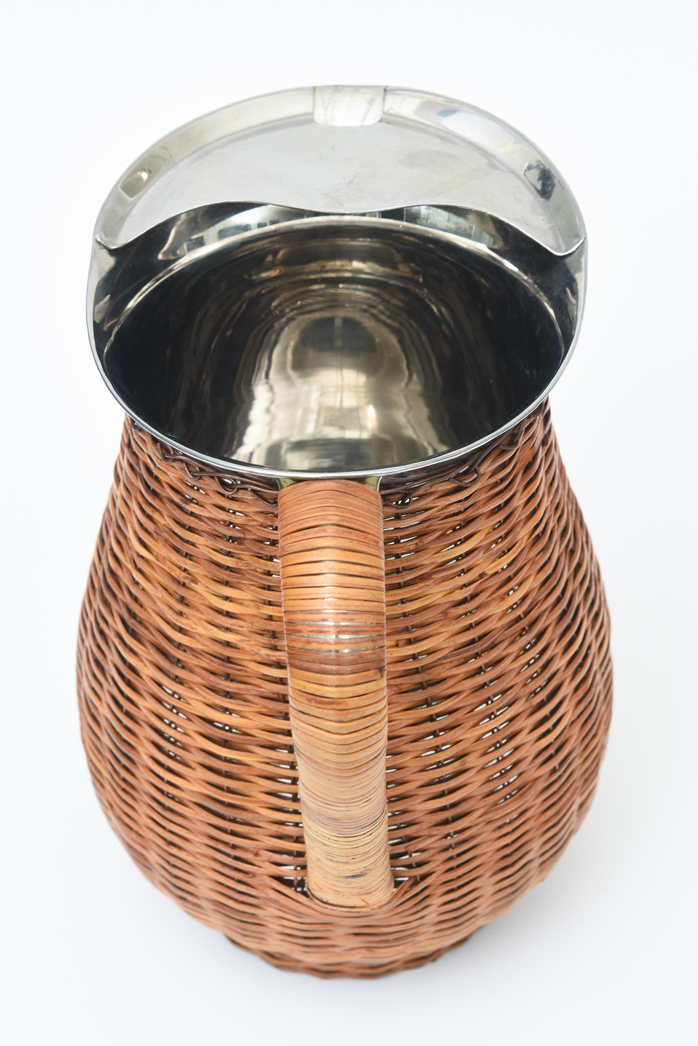 Vintage Coastal Wicker and Stainless Steel Pitcher, Eiskübel, Thongs Barware im Zustand „Gut“ im Angebot in North Miami, FL