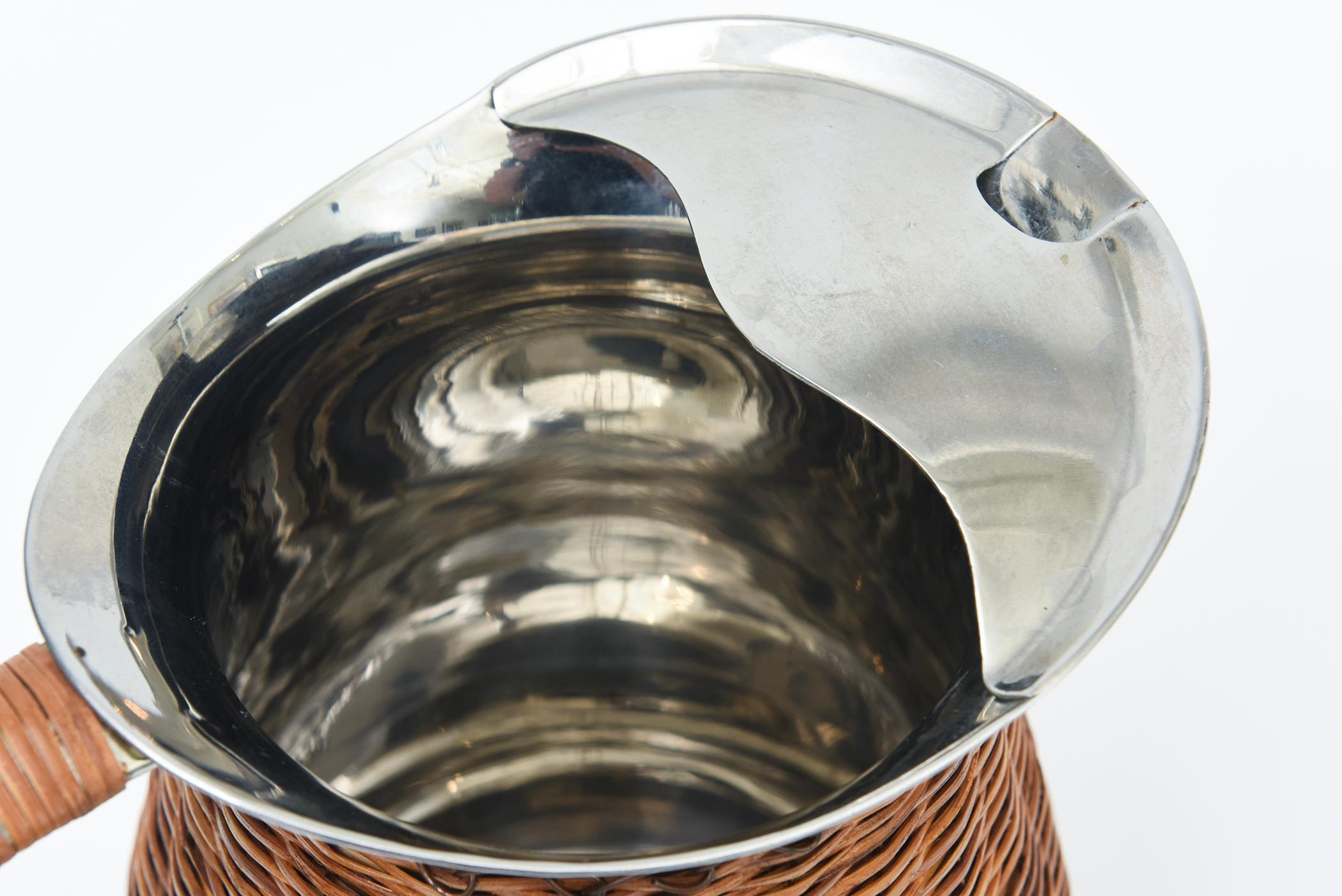 Vintage Coastal Wicker and Stainless Steel Pitcher, Eiskübel, Thongs Barware im Angebot 1