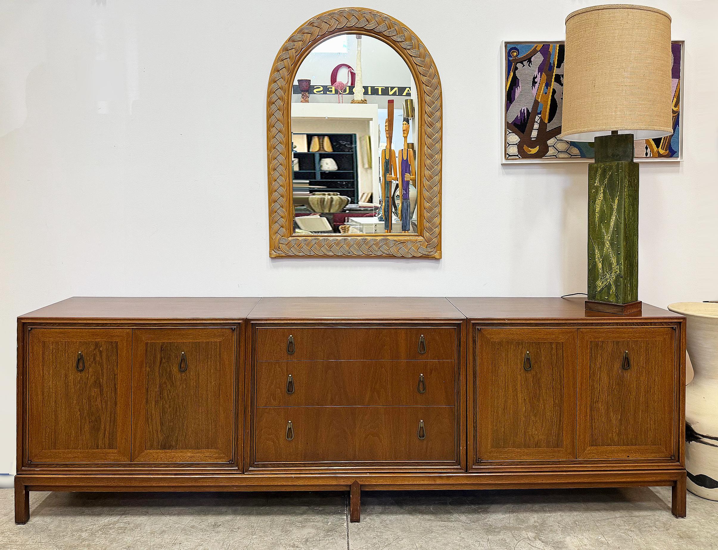 Vintage Coastal Espejo de pared de mimbre trenzado ancho arqueado

Se ofrece a la venta un espejo de pared vintage en forma de arco que tiene un marco con un ancho borde trenzado de mimbre de varias hebras. El mimbre natural está lacado para un