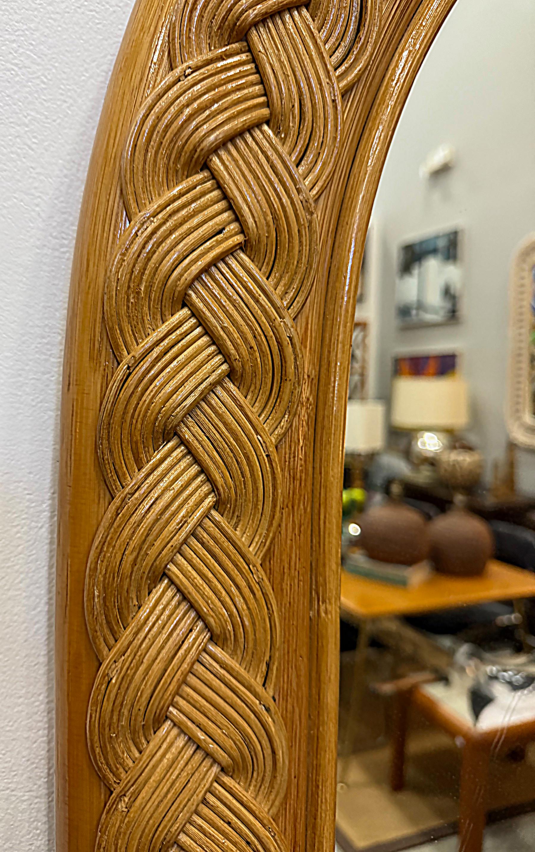 Vintage Coastal Espejo de pared con arco de mimbre trenzado ancho Lacado en venta