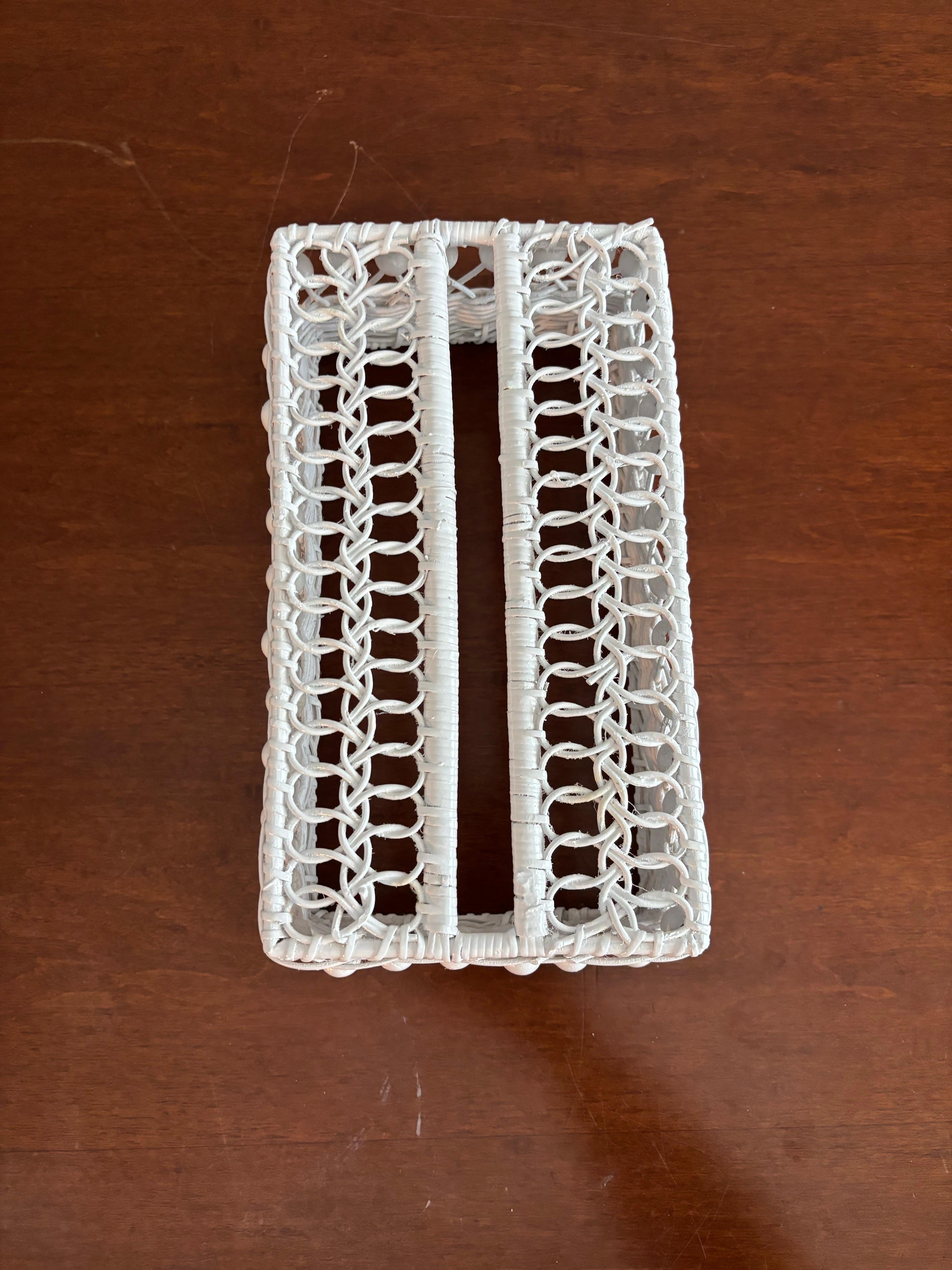 Scatola per fazzoletti in vimini bianca e costiera vintage. 

Vimini intrecciato a mano e perline di legno. 

È stato riverniciato e rivestito di lacca. 

Larghezza 10,5
Profondità 6
Alto 3,5